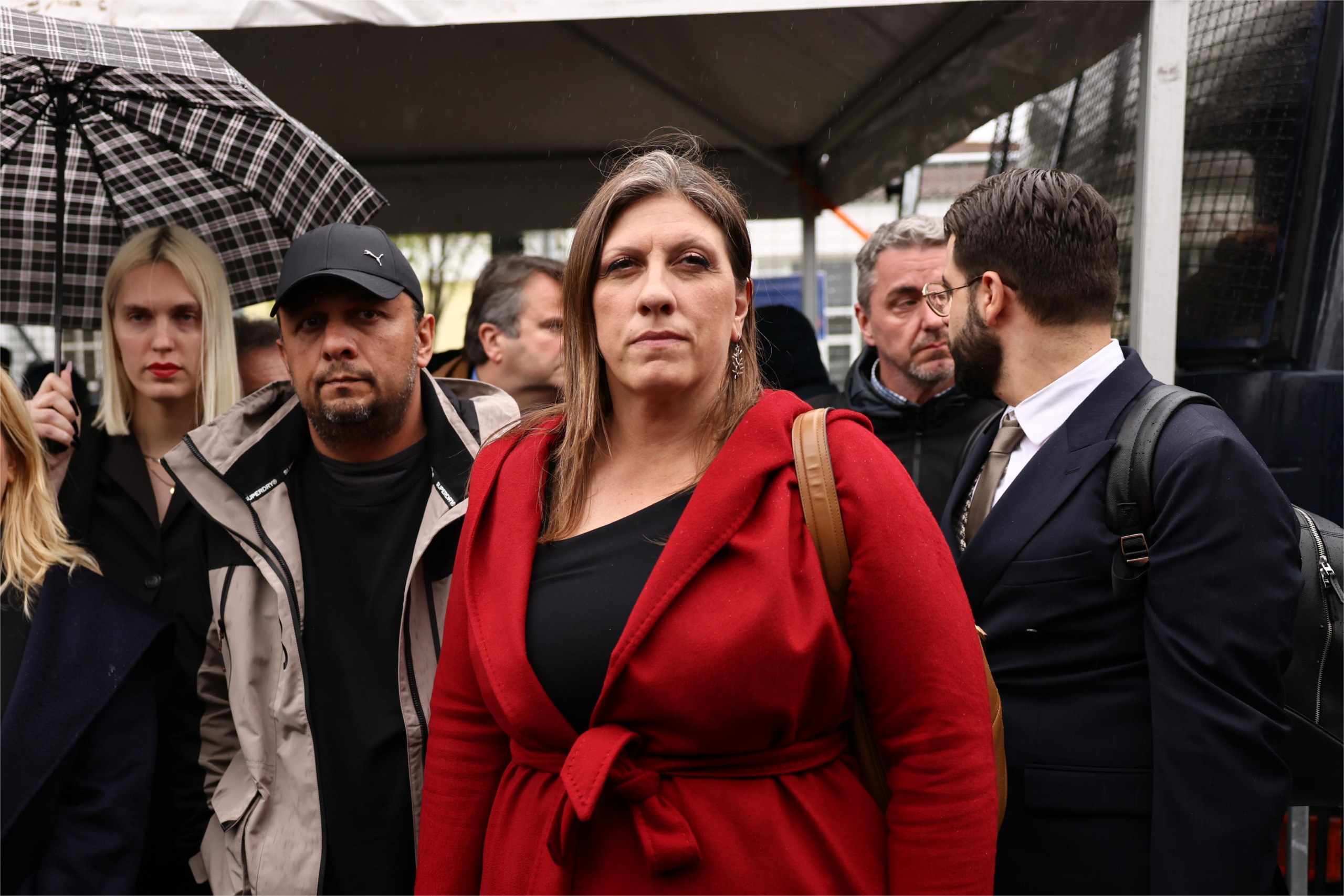 Ζωή Κωνσταντοπούλου: «Αστυνομικοί επιτίθενται στον Πάνο Ρούτσι, τον εμποδίζουν να με πλησιάσει και τον απωθούν» – Το βίντεο που ανέβασε