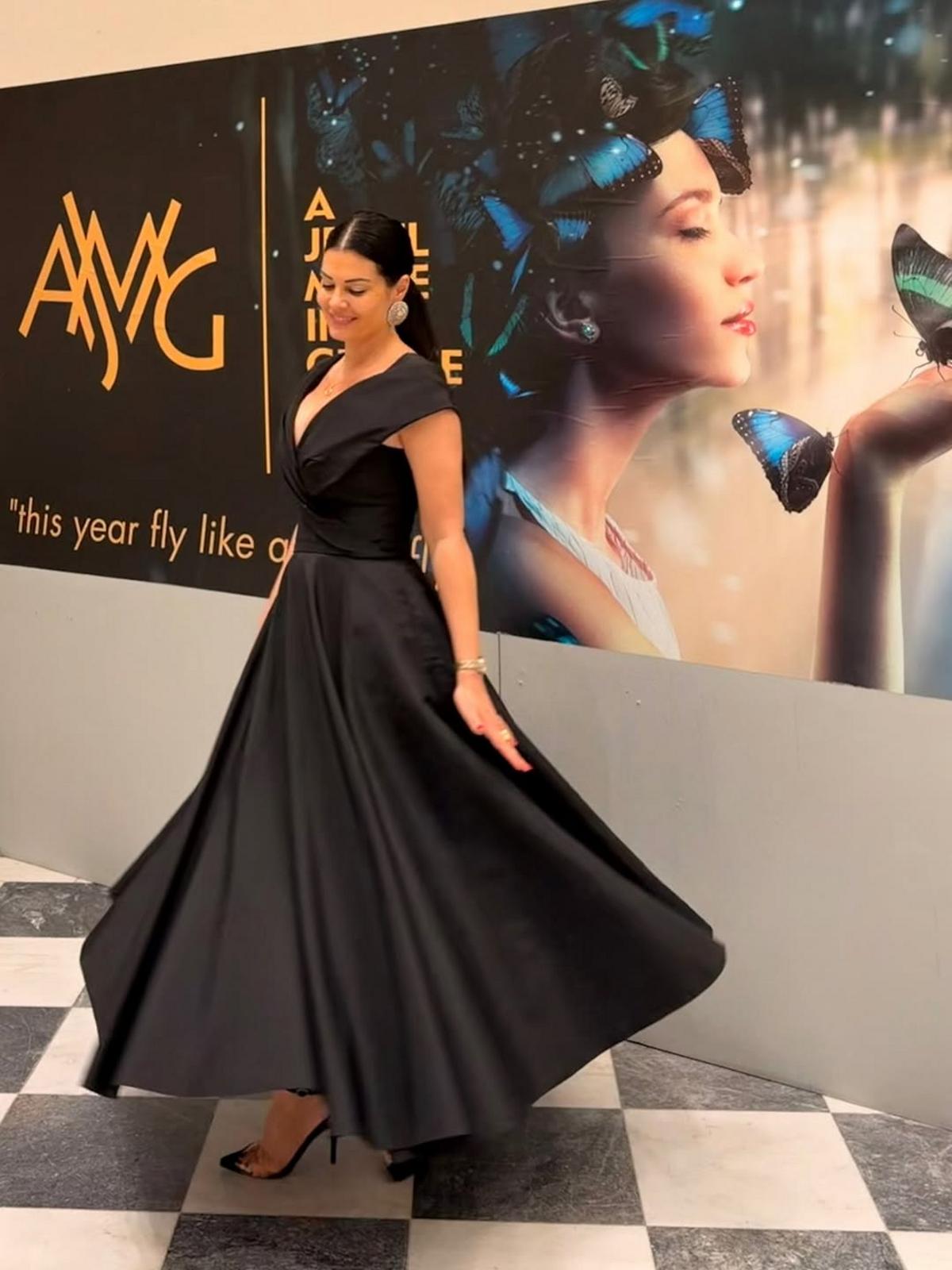 Μαρία Κορινθίου: Επιστρέφει ως κεντρικό πρόσωπο σε καμπάνια της εταιρείας του συντρόφου της (Βίντεο) 2 Με φόρεμα μαύρο η Μαρία Κορινθίου