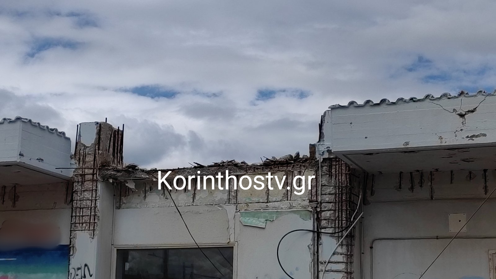 Δραματική εξέλιξη στην Κόρινθο: «Το μπαλκόνι που κατέρρευσε πάνω στη 43χρονη την πολτοποίησε, ο σύζυγος και τα τρία παιδιά τους γλίτωσαν από θαύμα» 4 Δραματική εξέλιξη στην Κόρινθο: «Το μπαλκόνι που κατέρρευσε πάνω στη 43χρονη την πολτοποίησε, ο σύζυγος και τα τρία παιδιά τους γλίτωσαν από θαύμα»