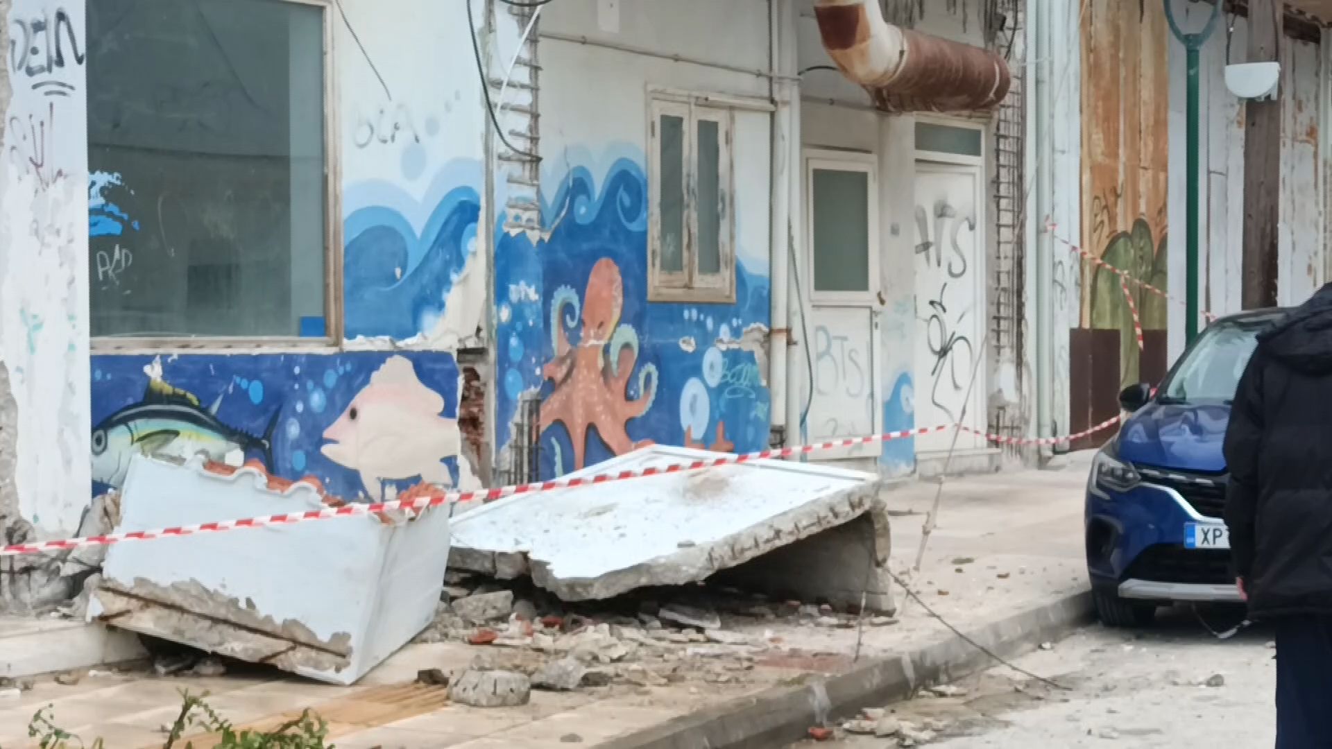 Home 88 Κόρινθος: Μπαλκόνι κατέρρευσε στην περιοχή της παραλίας Καλαμιά σκοτώνοντας διερχόμενη γυναίκα