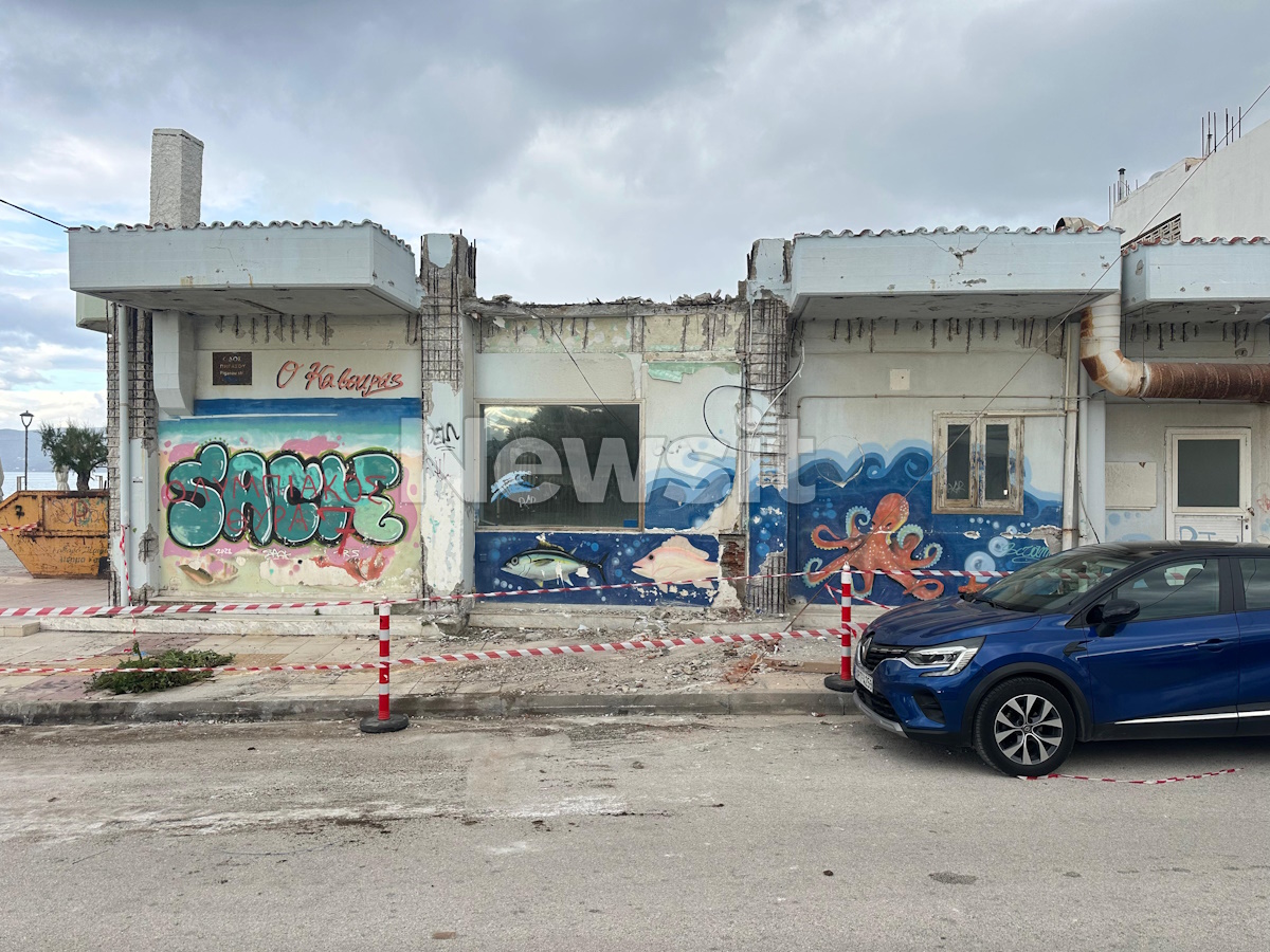 Δραματική εξέλιξη στην Κόρινθο: «Το μπαλκόνι που κατέρρευσε πάνω στη 43χρονη την πολτοποίησε, ο σύζυγος και τα τρία παιδιά τους γλίτωσαν από θαύμα»