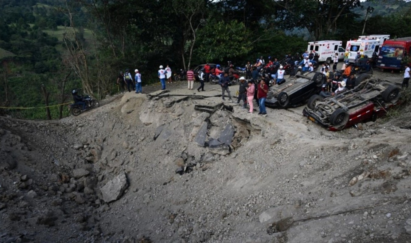 Κολομβία: Πολλοί νεκροί και τραυματίες από έκρηξη σε λεωφορείο που δημιούργησε κρατήρα στον δρόμο – Δείτε βίντεο