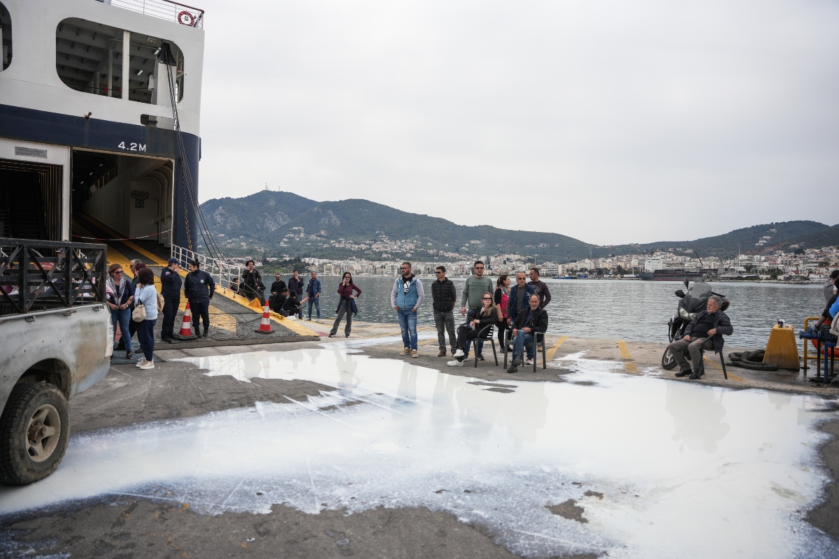 Μυτιλήνη: Κτηνοτρόφοι απέκλεισαν πλοίο στο λιμάνι – Περίπου 700 επιβάτες αποκλεισμένοι