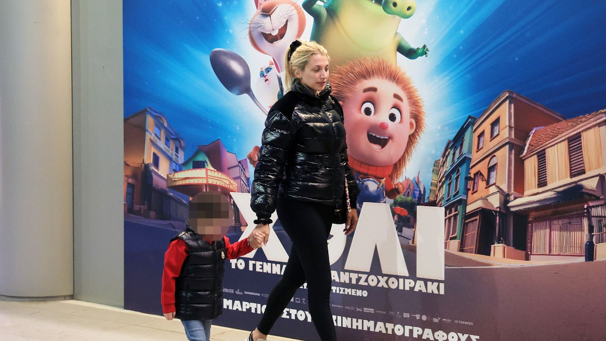 Κωνσταντίνα Σπυροπούλου: Περίπατος στη Γλυφάδα με τον μικρό Βασίλη (Φωτογραφίες)