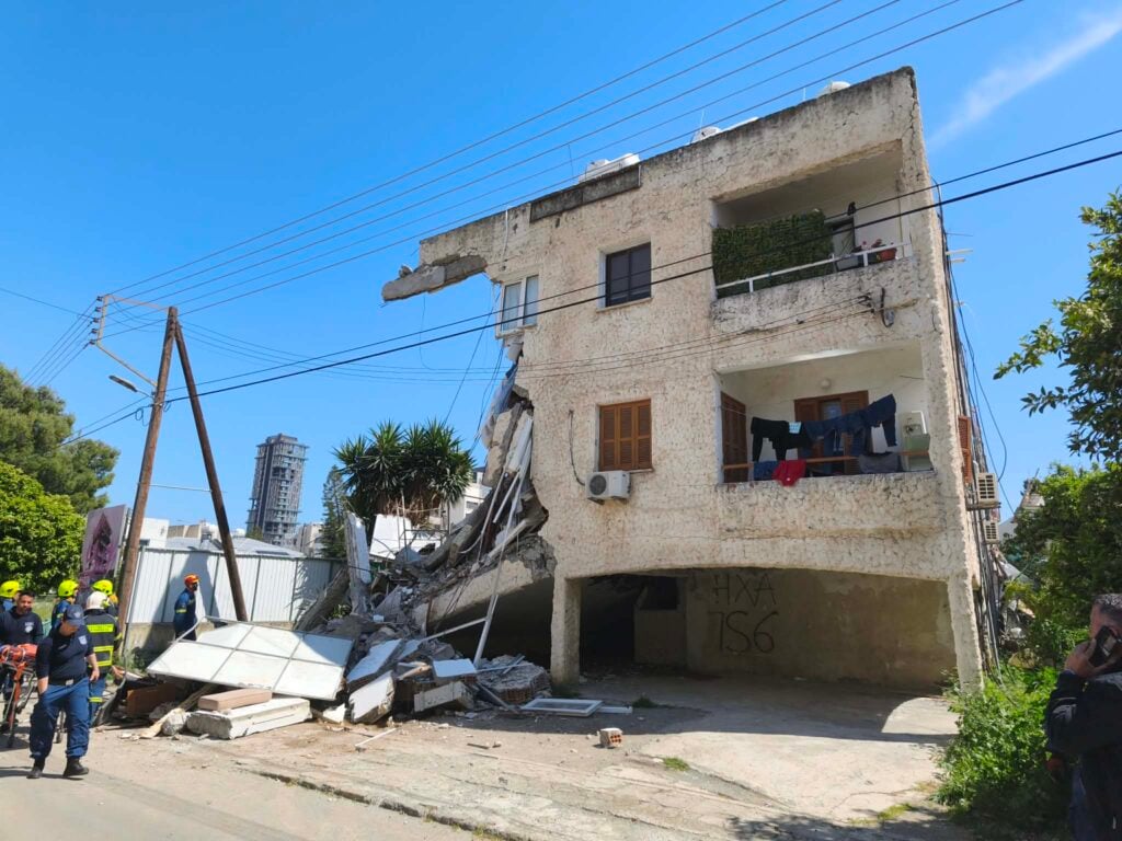 Μέρος πολυκατοικίας κατέρρευσε στην Κύπρο: 3 τραυματίες, ανησυχία για εγκλωβισμένους – ΕΙΚΟΝΕΣ και ΒΙΝΤΕΟ 2 Κύπρος - πολυκατοικία