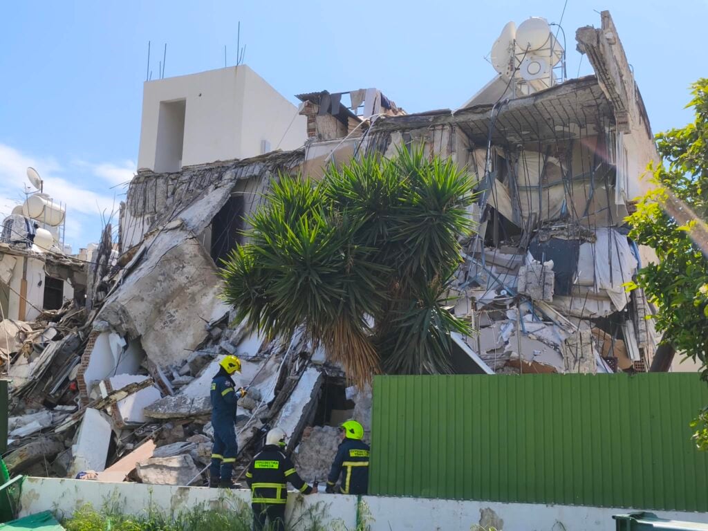 Κύπρος: Εντατικές έρευνες με drone και σκύλους Κ9 για παγιδευμένους στο κτίριο που κατέρρευσε – Συγκλονιστικές μαρτυρίες 10 Κύπρος: Εντατικές έρευνες με drone και σκύλους Κ9 για παγιδευμένους στο κτίριο που κατέρρευσε – Συγκλονιστικές μαρτυρίες