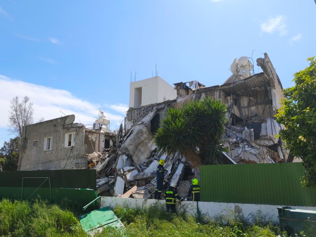 Κύπρος: Εντατικές έρευνες με drone και σκύλους Κ9 για παγιδευμένους στο κτίριο που κατέρρευσε – Συγκλονιστικές μαρτυρίες