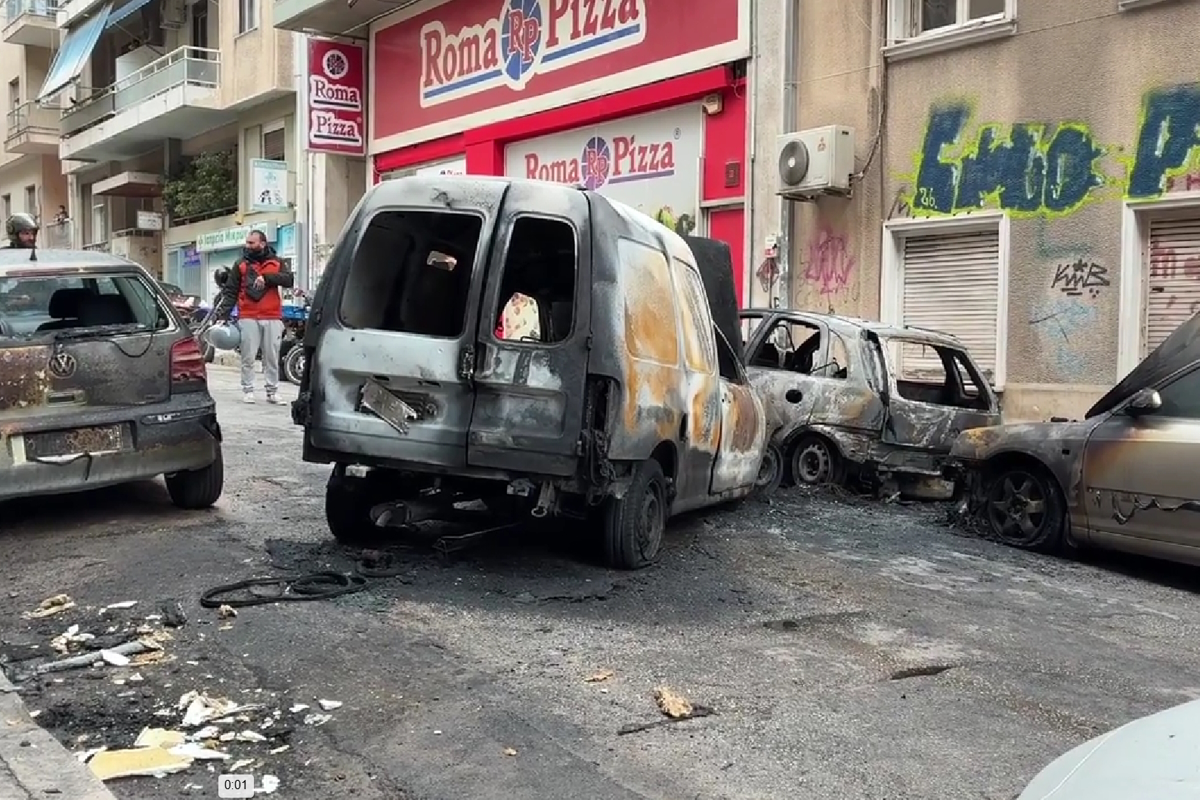 Πυρκαγιά στην Κυψέλη: Βαν παραδόθηκε στις φλόγες και κατέστρεψε 3 οχήματα – Χωρίς τραυματισμούς