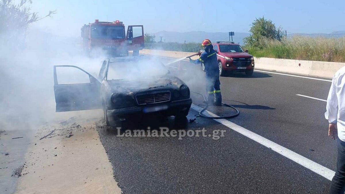 Όχημα παραδόθηκε στις φλόγες στην εθνική οδό Αθηνών – Λαμίας κοντά στη Σκάρφεια