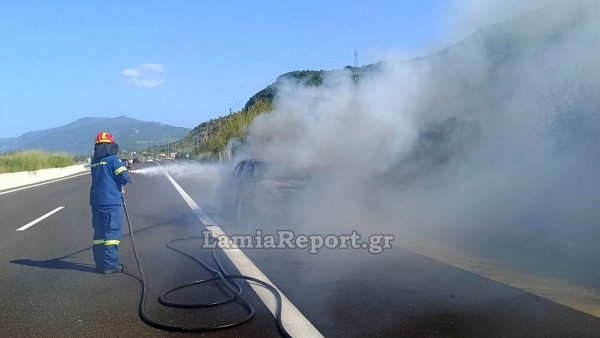 Αυτοκίνητο τυλίχθηκε στις φλόγες στην εθνική οδό Αθηνών - Λαμίας στο ύψος της Σκάρφειας
