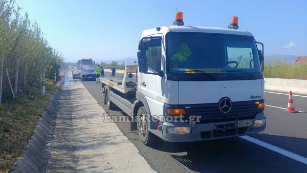 Αυτοκίνητο τυλίχθηκε στις φλόγες στην εθνική οδό Αθηνών - Λαμίας στο ύψος της Σκάρφειας