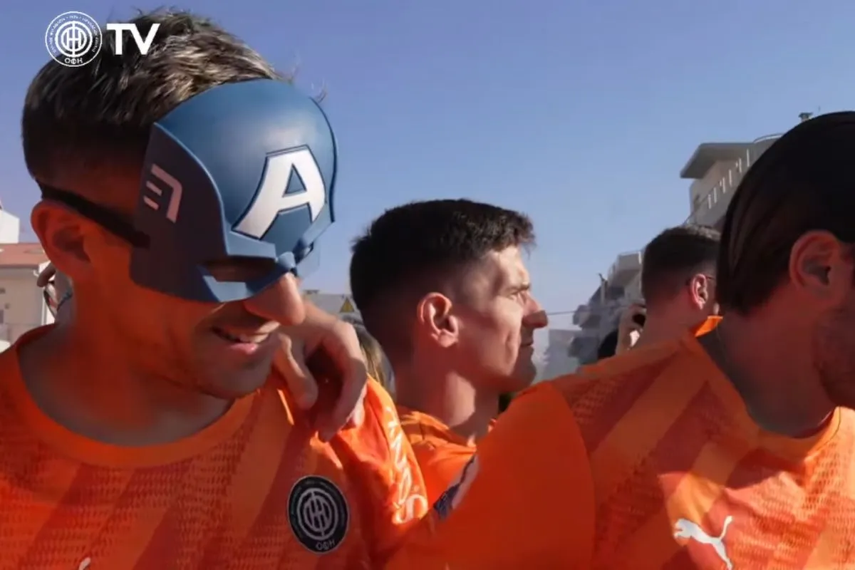 ΟΦΗ: Ο Βασίλης Λαμπρόπουλος με μάσκα «Captain America» στην παρέλαση των Κυπελλούχων Ελλάδας στο Ηράκλειο