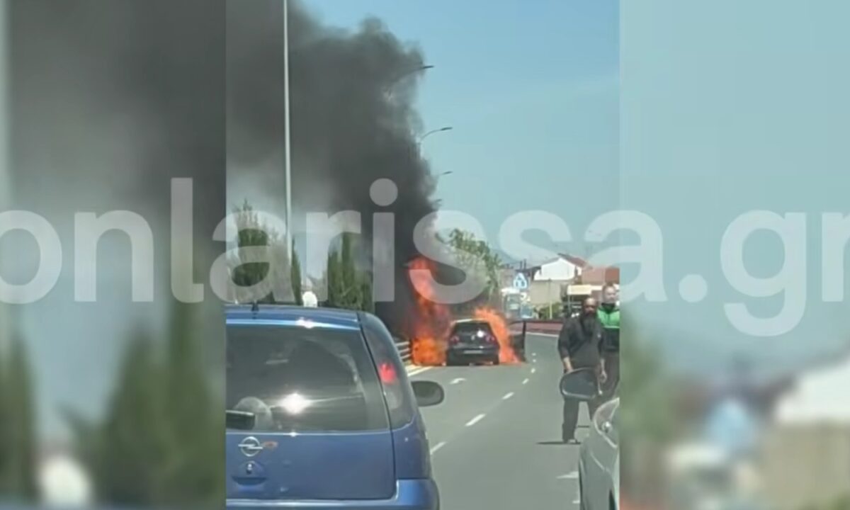 Λάρισα: Αυτοκίνητο τυλίχθηκε στις φλόγες στη μέση του δρόμου – Δείτε βίντεο