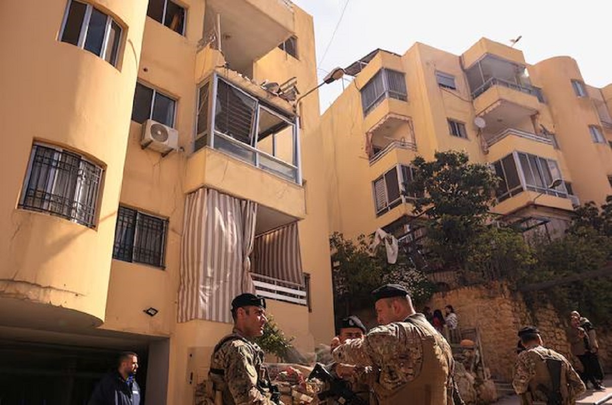 Στρατιώτες του λιβανέζικου στρατού στέκονται κοντά σε πολυκατοικία που επλήγη από ισραηλινό πλήγμα, εν μέσω κλιμακούμενων εχθροπραξιών μεταξύ Ισραήλ και Χεζμπολάχ, καθώς συνεχίζεται η σύγκρουση ΗΠΑ-Ισραήλ με το Ιράν, στην Αΐν Σάαντεχ του Λιβάνου, 6 Απριλίου 2026. REUTERS/Raghed Waked