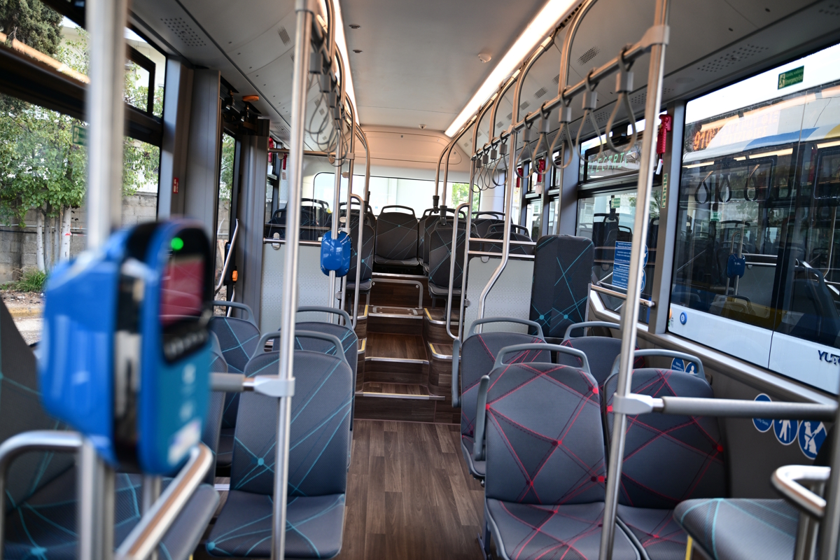 Ηλικιωμένη άφησε τσάντα με 30.000 ευρώ και χρυσές λύρες σε λεωφορείο και την ανέκτησε