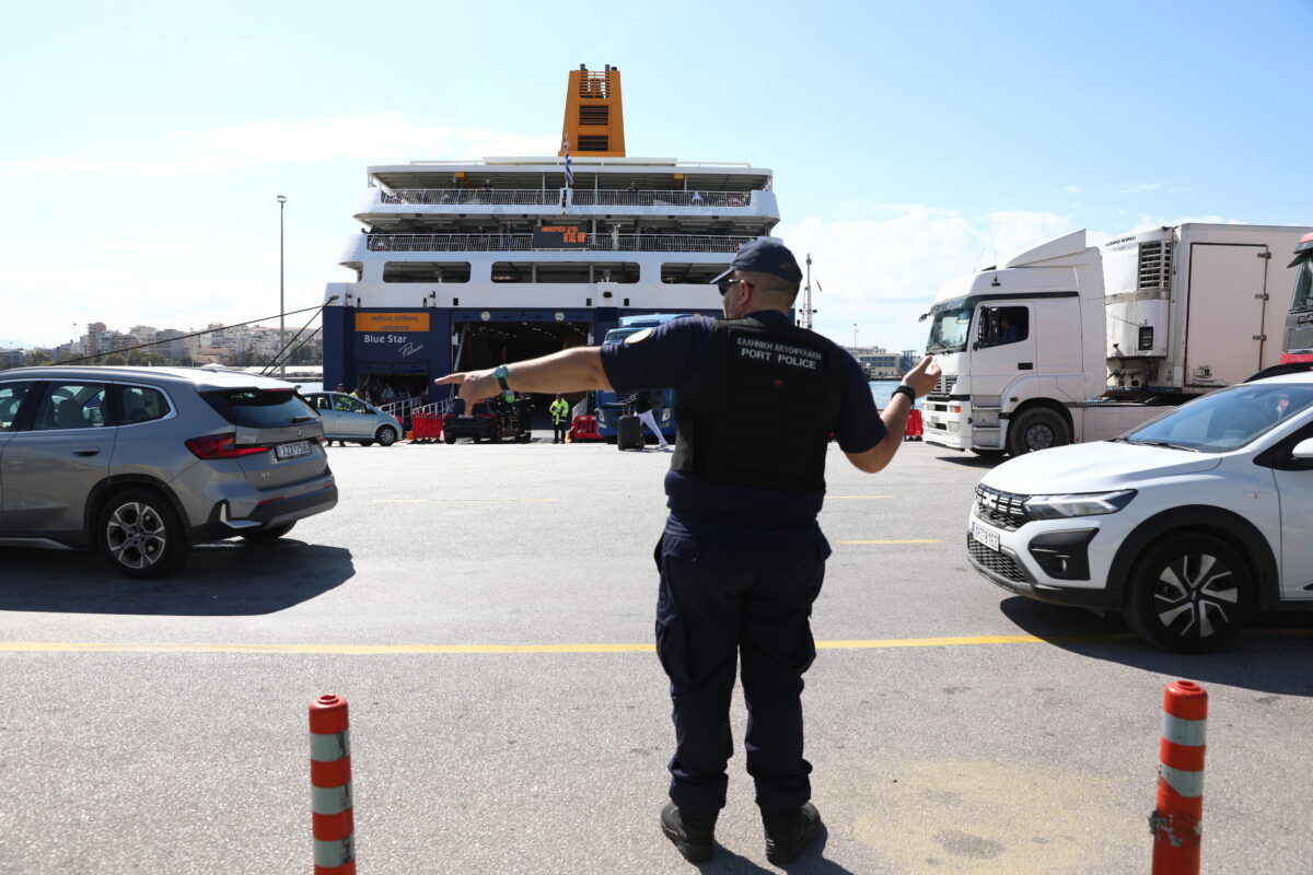 Πειραιάς: Χειροπέδες σε 25χρονο σε φέρι μποτ με ναρκωτικά, καπνογόνα και ρουκέτες αλεξιπτώτου