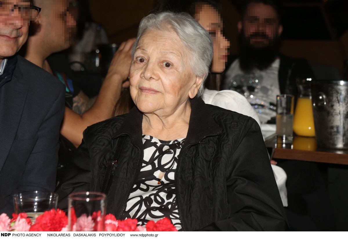 Η «μοναχική» Λαμπρή των διασήμων: 6 γνωστοί Έλληνες που πέρασαν το Πάσχα απομονωμένοι και λησμονημένοι 9 H «σκοτεινή» Λαμπρή των επωνύμων: 6 διάσημοι Έλληνες που πέρασαν το Πάσχα μόνοι και ξεχασμένοι