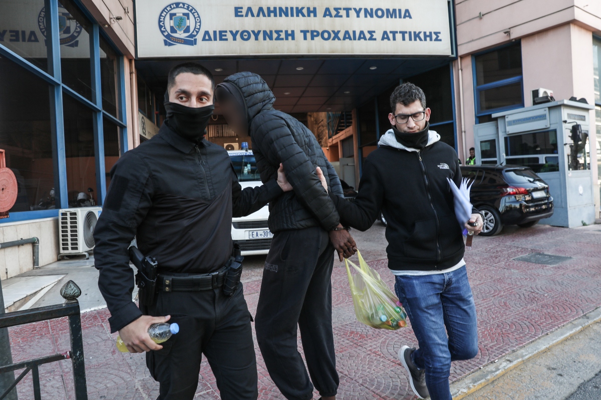 Λιοσίων: «Η κόλαση είναι τίποτα μπροστά σε αυτή που αντιμετωπίζουμε», λέει ο πατέρας της 16χρονης που παρασύρθηκε από τον Σουδανό