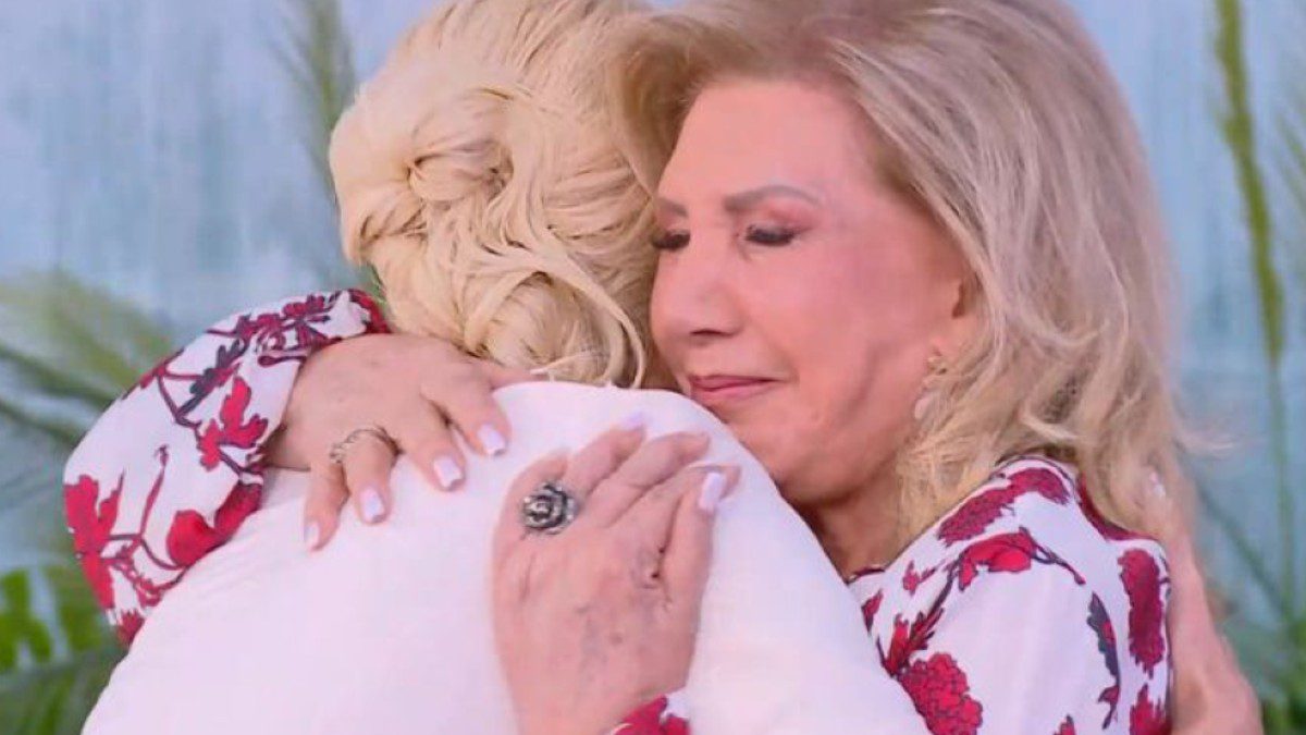 «Ράγισε» η Λίτσα Πατέρα όταν είδε τη Φαίη Σκορδά: Ξέσπασε σε κλάματα στην αγκαλιά της (Βίντεο)