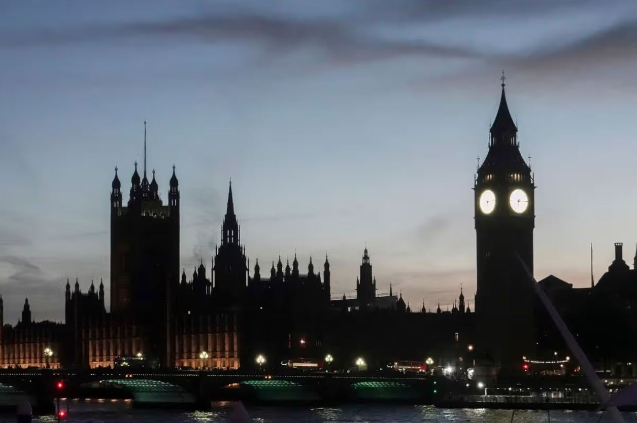 Λονδίνο: Αμερικανός γελοιοποιεί τους ισχυρισμούς για «επικίνδυνη πόλη» με χιουμοριστικό βίντεο – «Όλοι γύρω μου ακολουθούν τον… νόμο της Σακίρα»