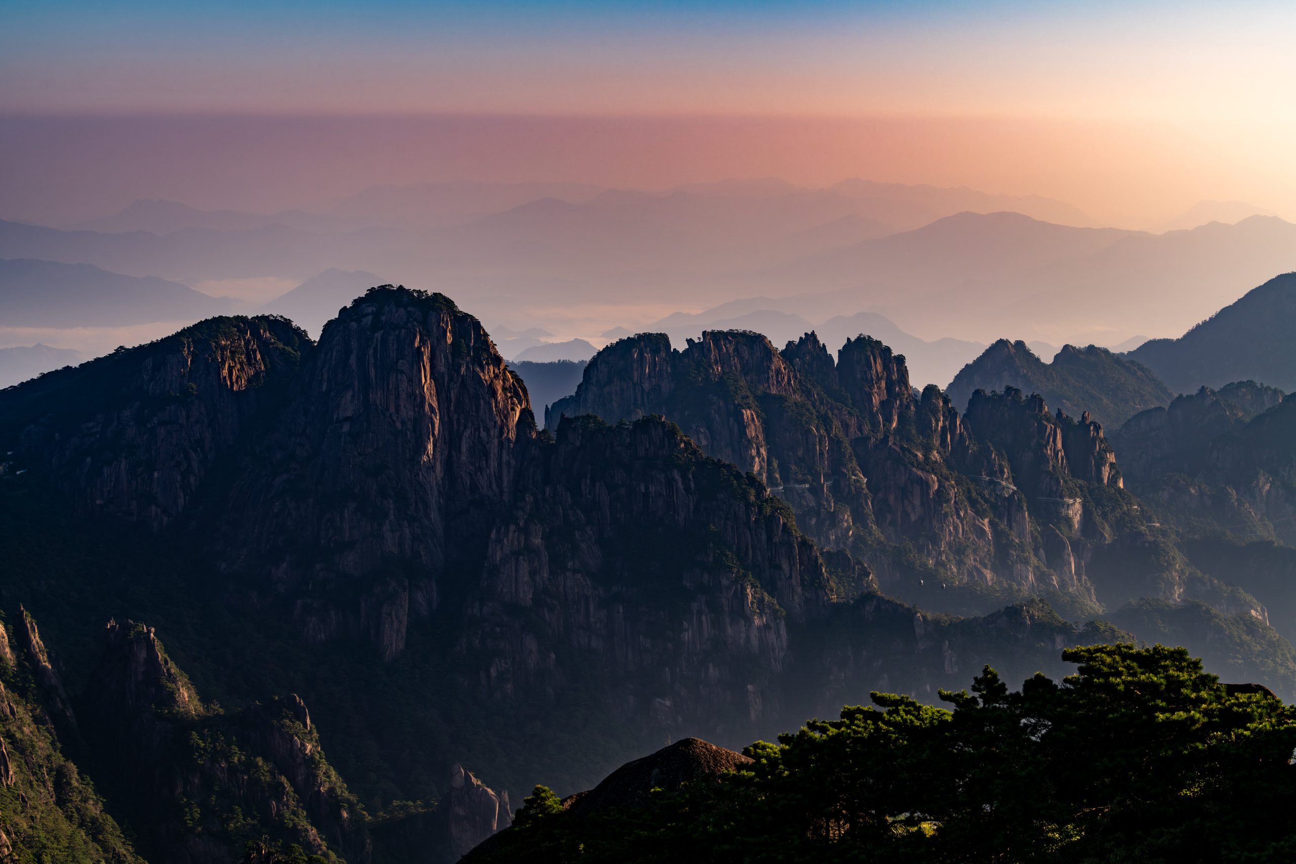 Συγκλονιστικό βίντεο: Κινεζική πόλη σκαρφαλωμένη σε οροσειρά με απαράμιλλη θέα
