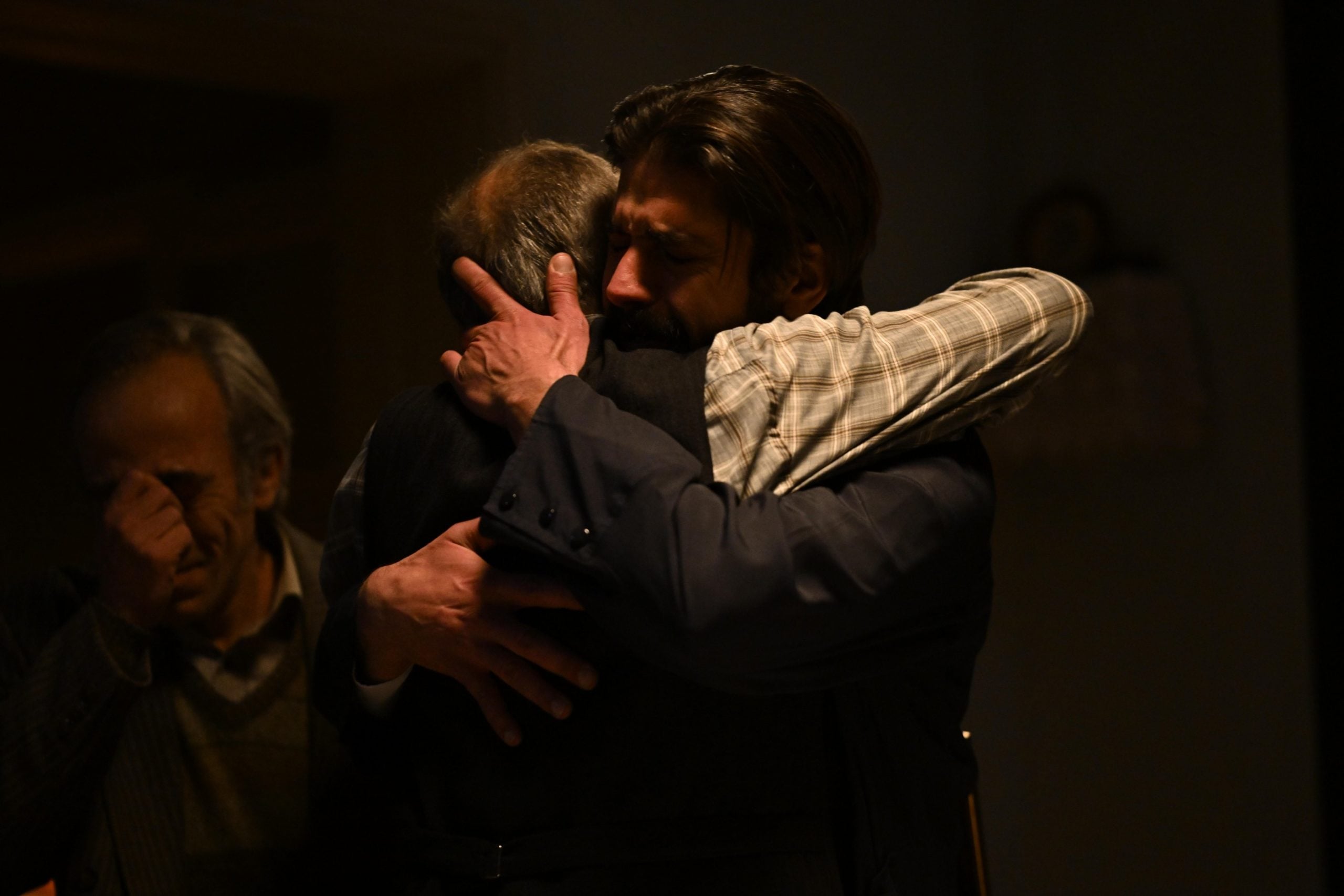 Άγιος έρωτας: Ο Νικόλαος στην αγκαλιά του πατέρα του – Καθηλώνουν τα επόμενα επεισόδια