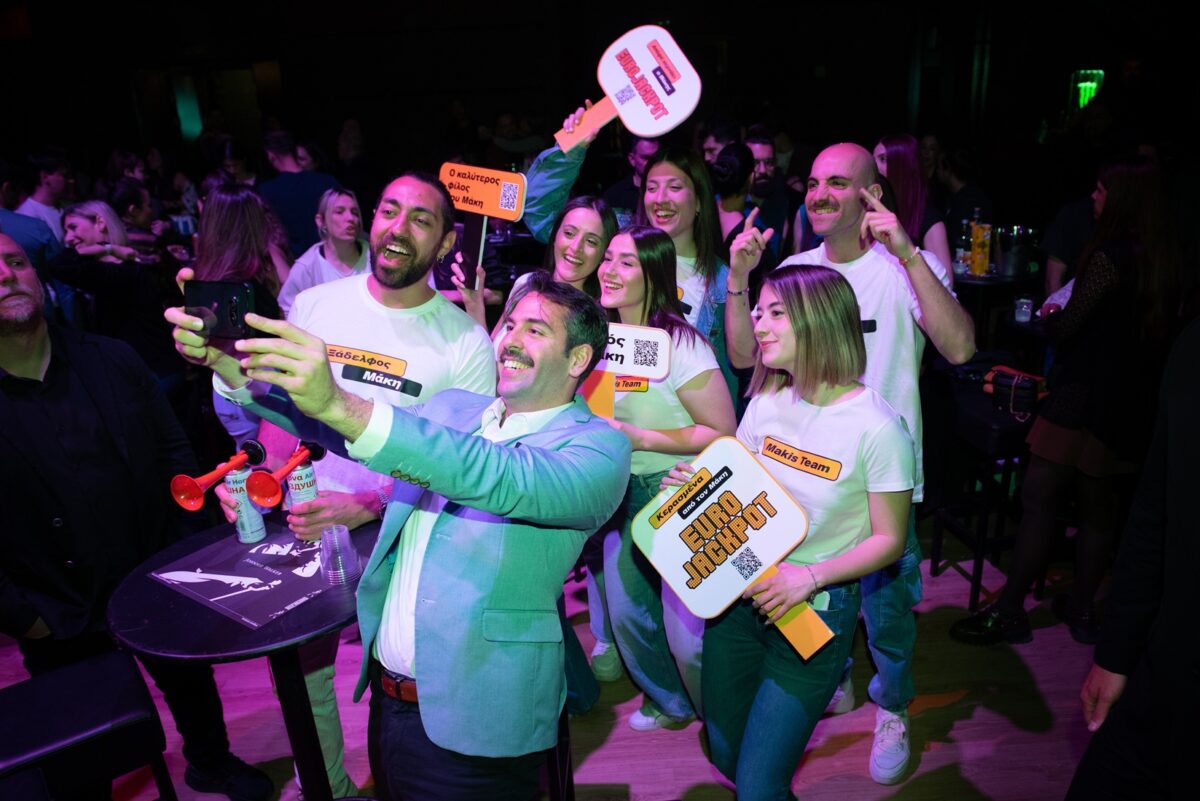 Ο Μάκης που κέρδισε το Eurojackpot συνεχίζει να πανηγυρίζει – Πήγε για ποτό και κέρασε όλους στο Fuzz Club