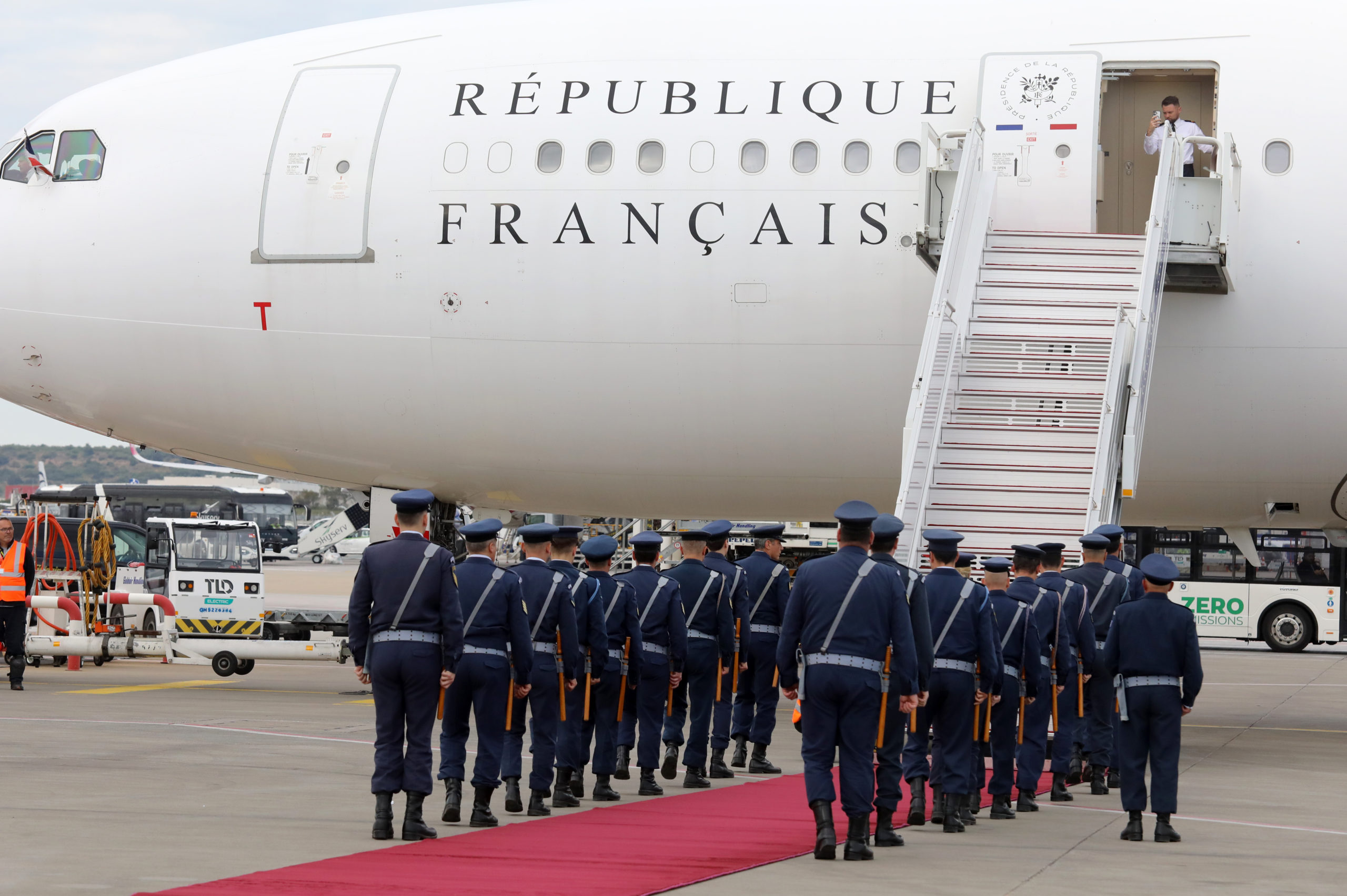 Εμανουέλ Μακρόν: Η σημαίνουσα κίνηση πριν την αναχώρηση από την Αθήνα με το αεροπλάνο