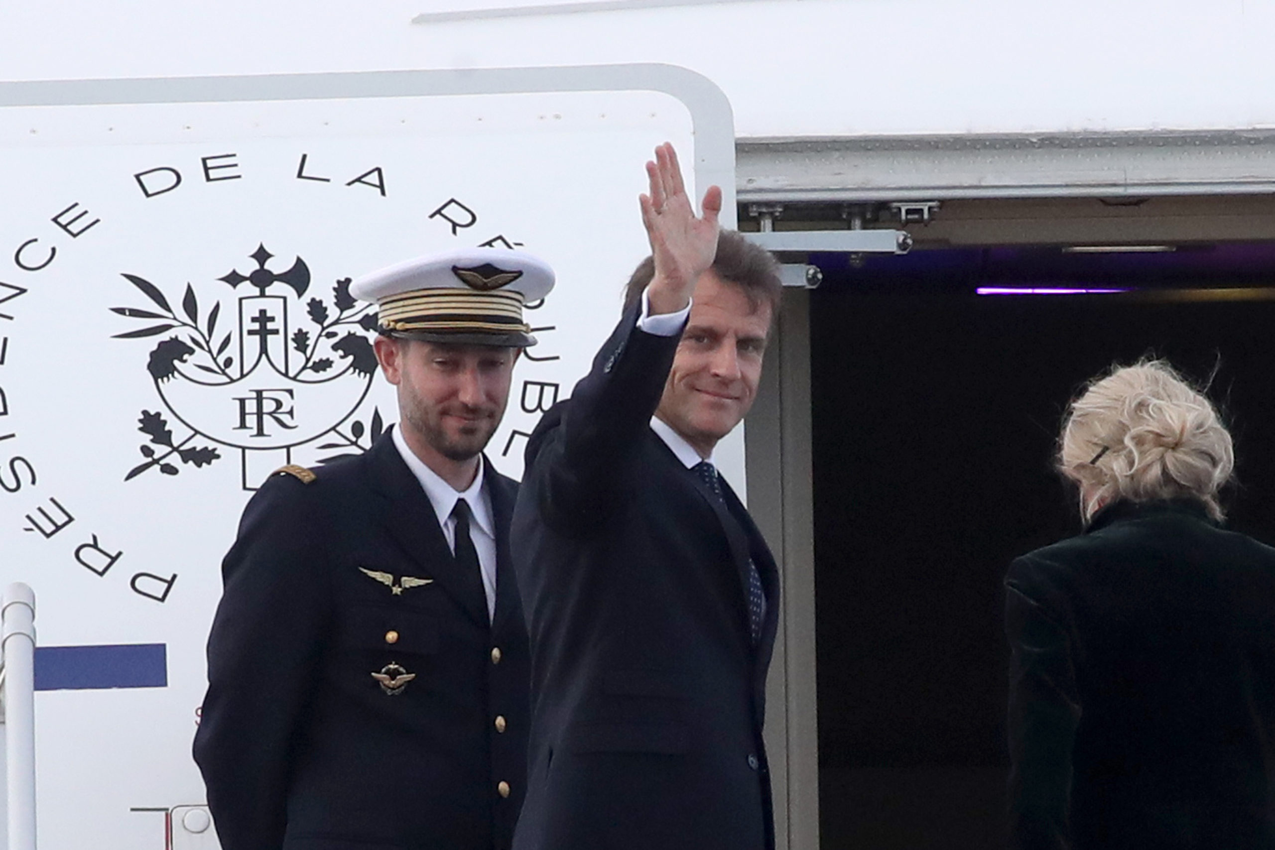 Εμανουέλ Μακρόν: Η σημαίνουσα κίνηση πριν την αναχώρηση από την Αθήνα με το αεροπλάνο