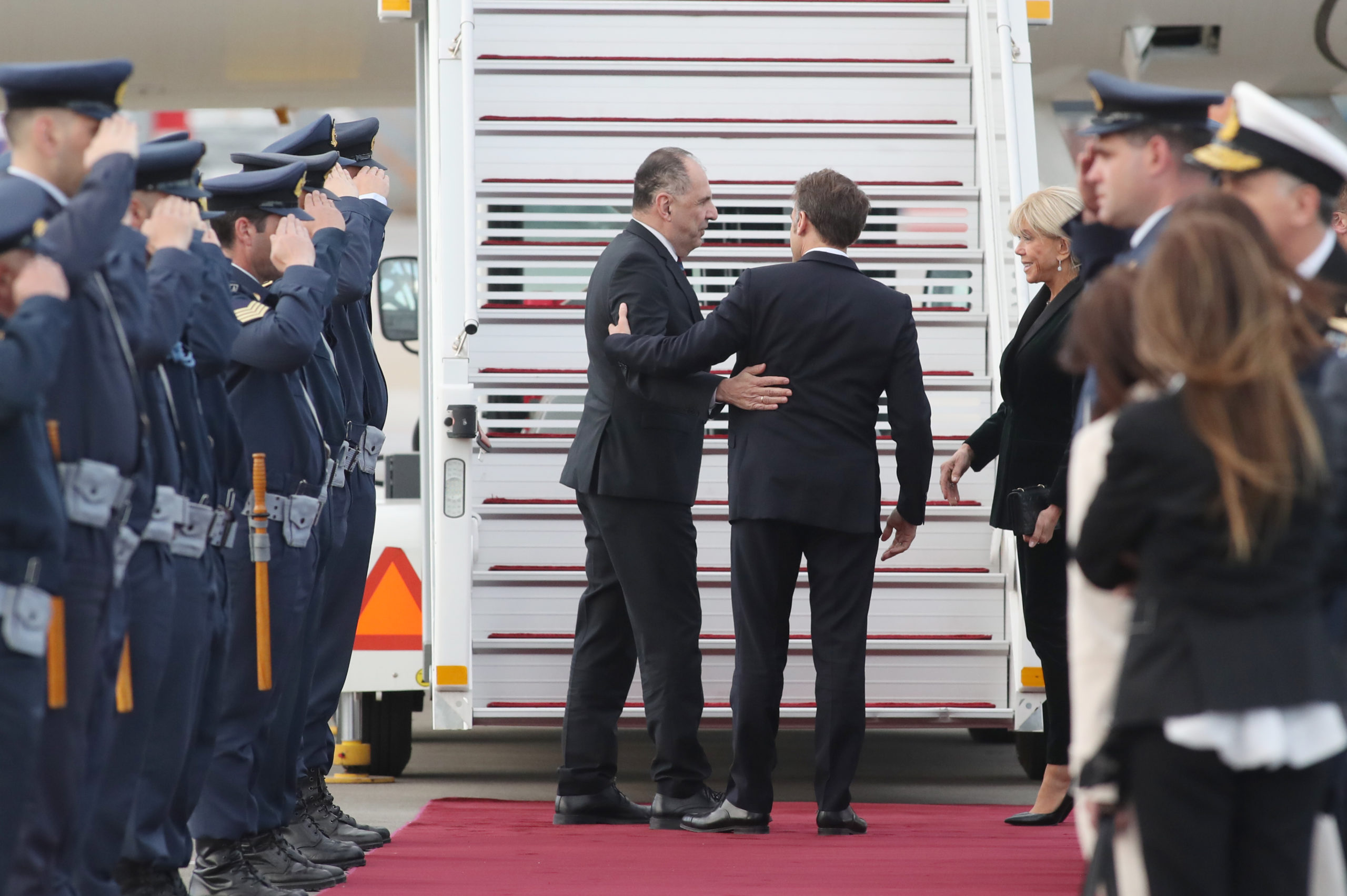 Εμανουέλ Μακρόν: Η σημαίνουσα κίνηση πριν την αναχώρηση από την Αθήνα με το αεροπλάνο