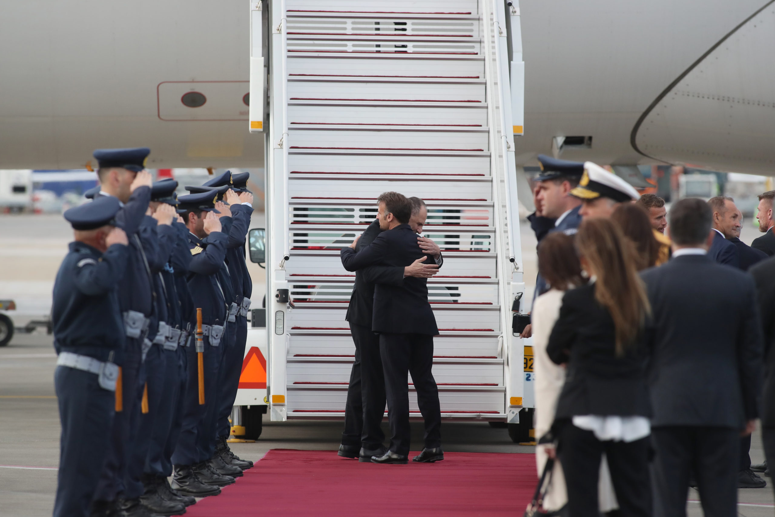 Εμανουέλ Μακρόν: Η σημαίνουσα κίνηση πριν την αναχώρηση από την Αθήνα με το αεροπλάνο