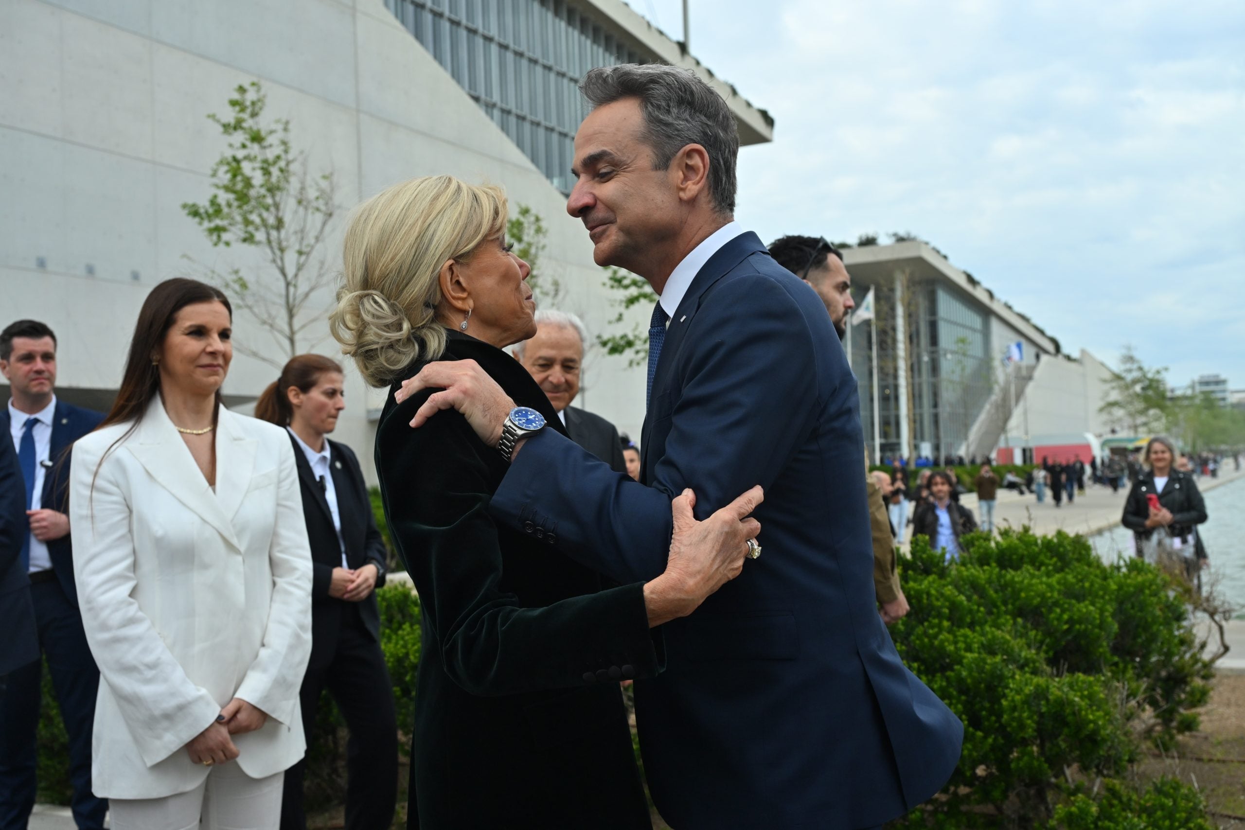 Εικόνες από την περιήγηση Μητσοτάκη – Μακρόν στην Έκθεση «Αναζητώντας την Ανατολή – Συναντήσεις αρχαιολόγων»