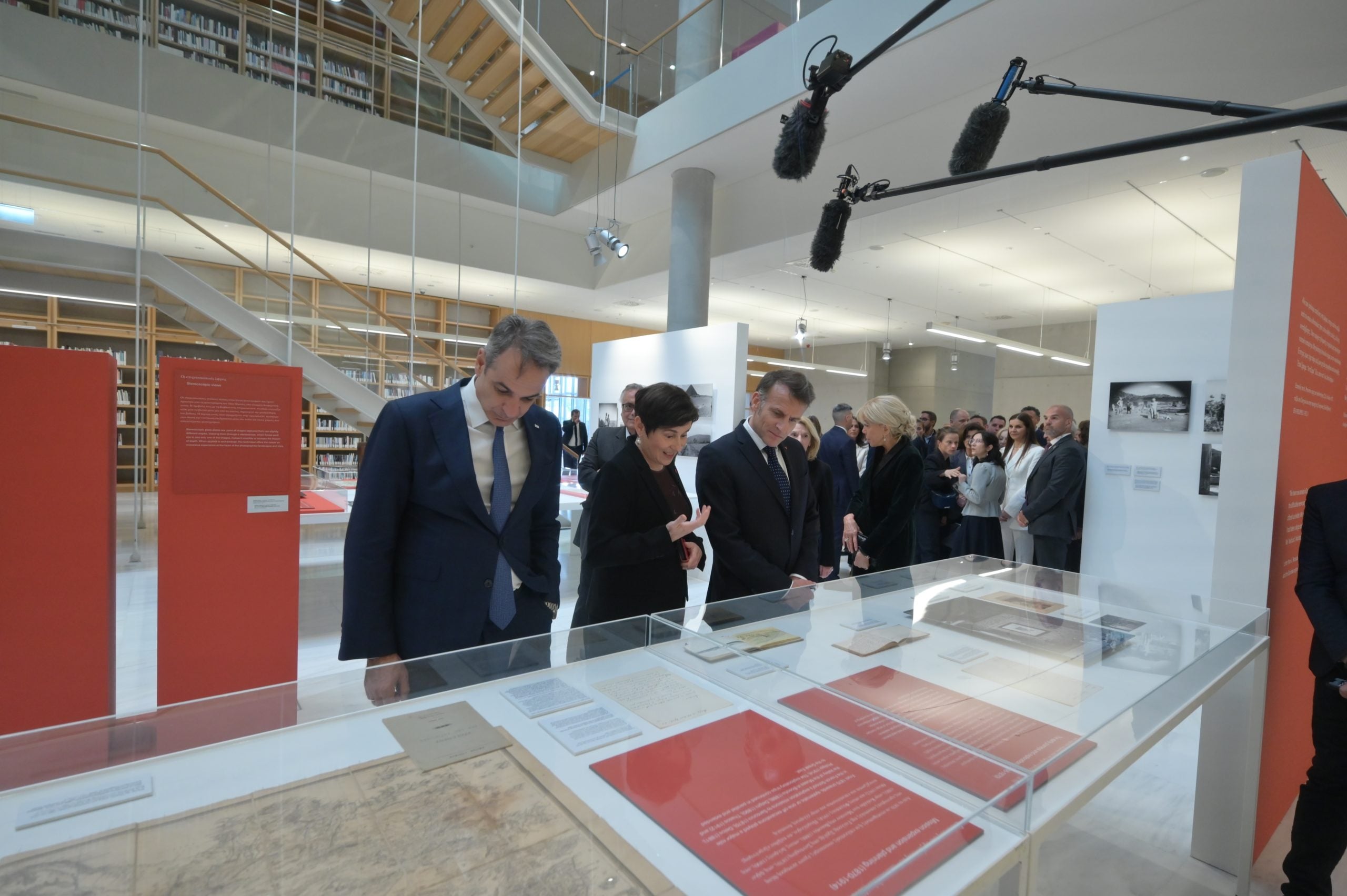 Εικόνες από την περιήγηση Μητσοτάκη – Μακρόν στην Έκθεση «Αναζητώντας την Ανατολή – Συναντήσεις αρχαιολόγων»