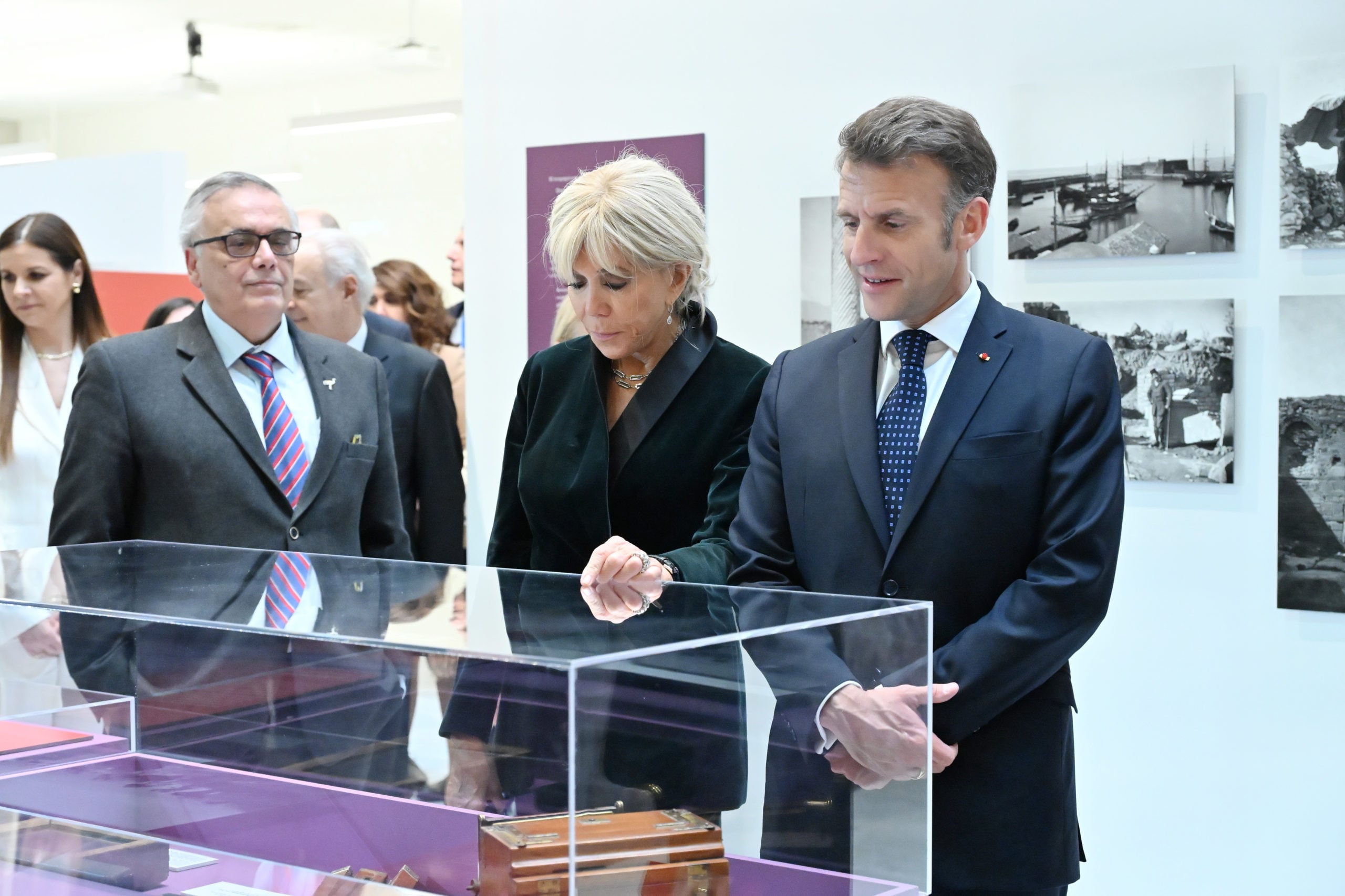 Εικόνες από την περιήγηση Μητσοτάκη – Μακρόν στην Έκθεση «Αναζητώντας την Ανατολή – Συναντήσεις αρχαιολόγων»