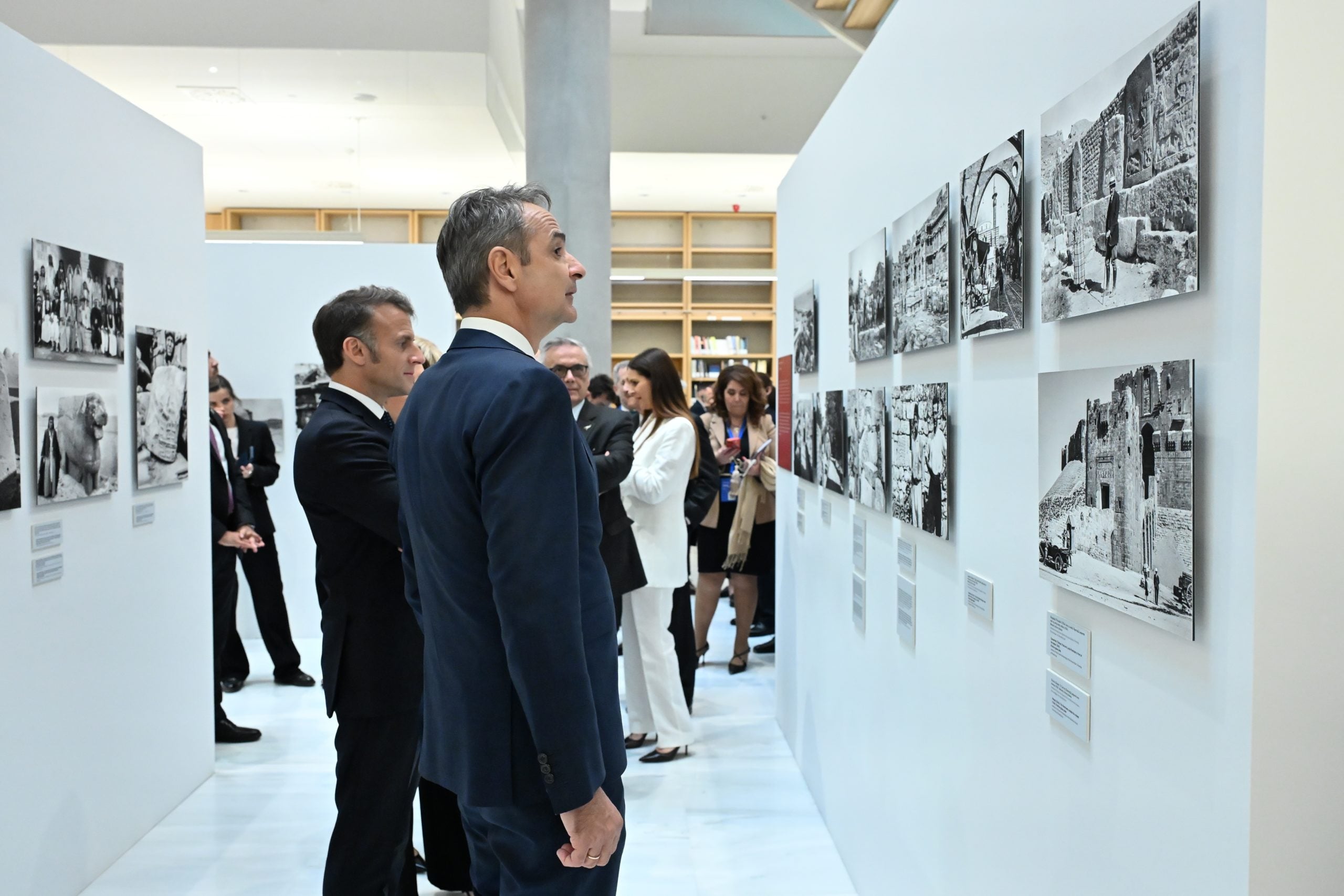 Εικόνες από την περιήγηση Μητσοτάκη – Μακρόν στην Έκθεση «Αναζητώντας την Ανατολή – Συναντήσεις αρχαιολόγων»