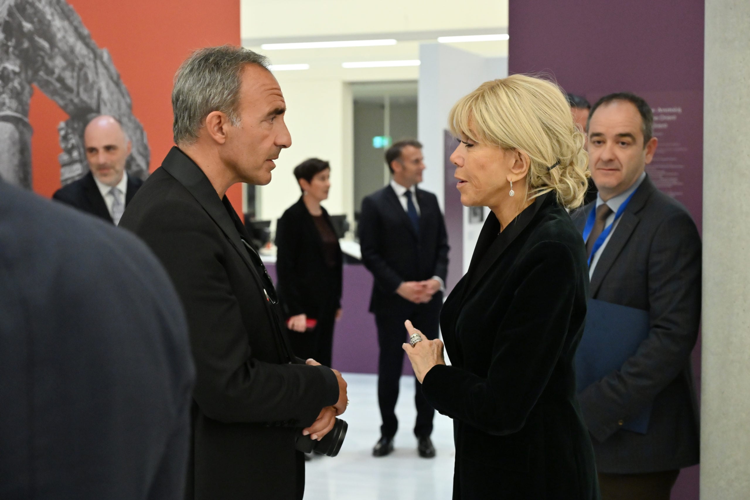 Εικόνες από την περιήγηση Μητσοτάκη – Μακρόν στην Έκθεση «Αναζητώντας την Ανατολή – Συναντήσεις αρχαιολόγων»