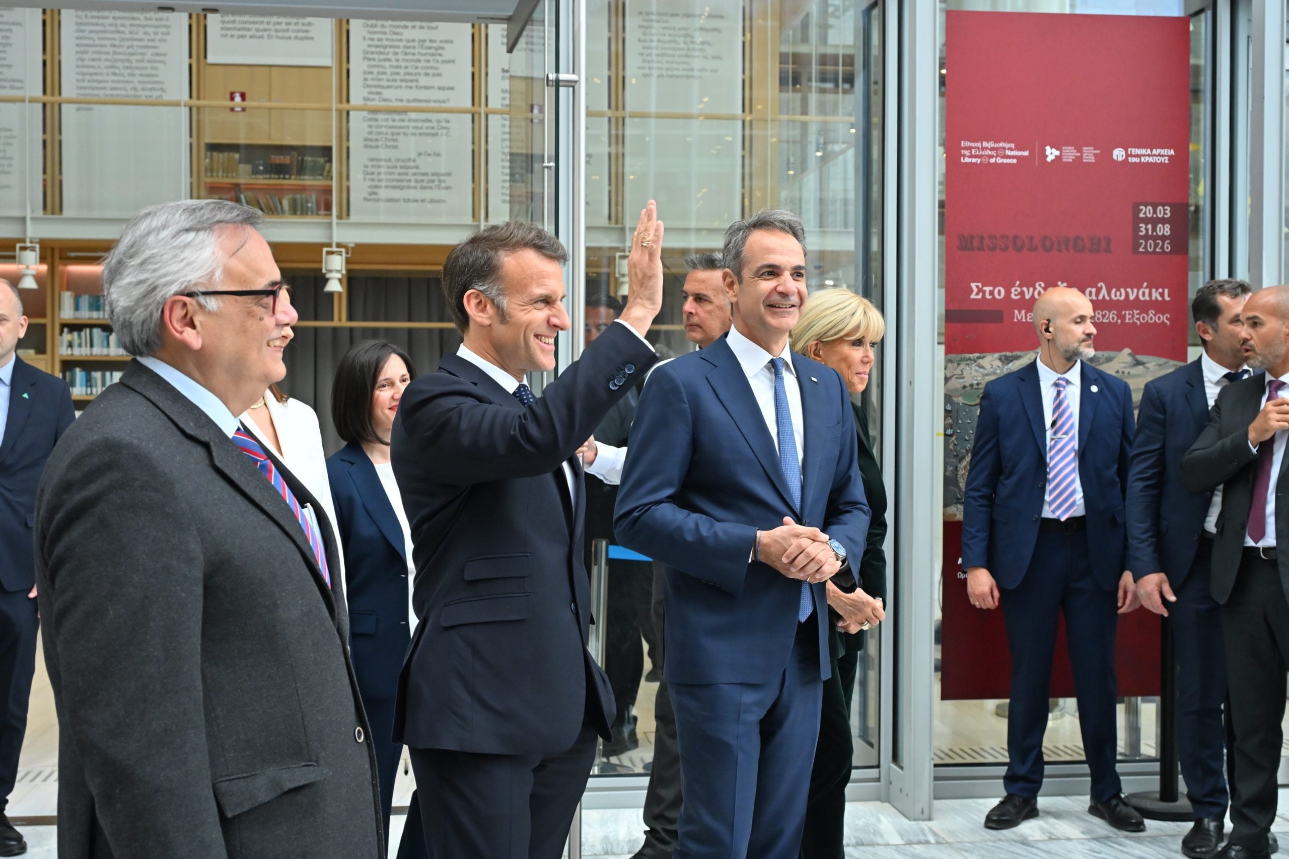 Εικόνες από την περιήγηση Μητσοτάκη – Μακρόν στην Έκθεση «Αναζητώντας την Ανατολή – Συναντήσεις αρχαιολόγων»