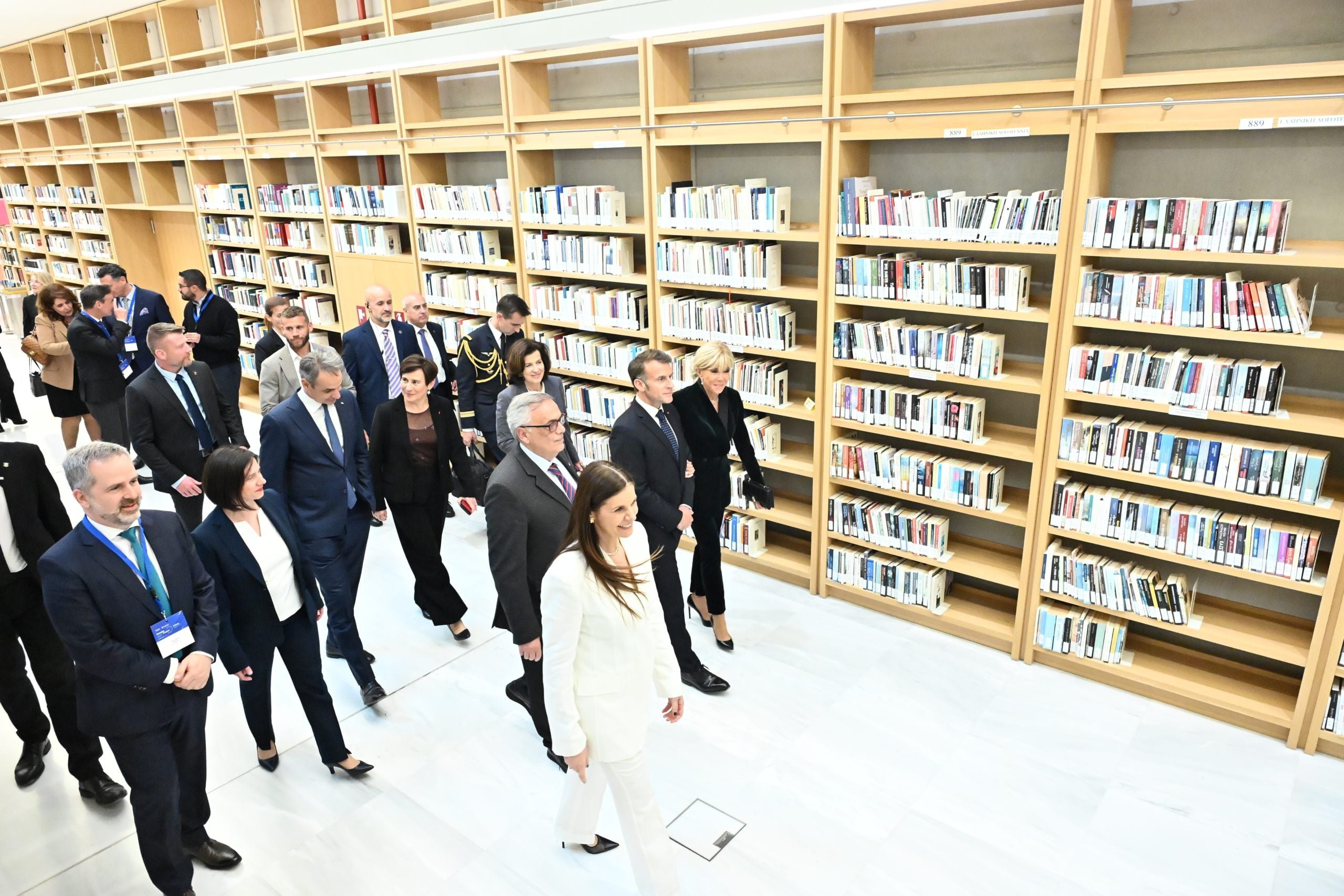 Εικόνες από την περιήγηση Μητσοτάκη – Μακρόν στην Έκθεση «Αναζητώντας την Ανατολή – Συναντήσεις αρχαιολόγων»