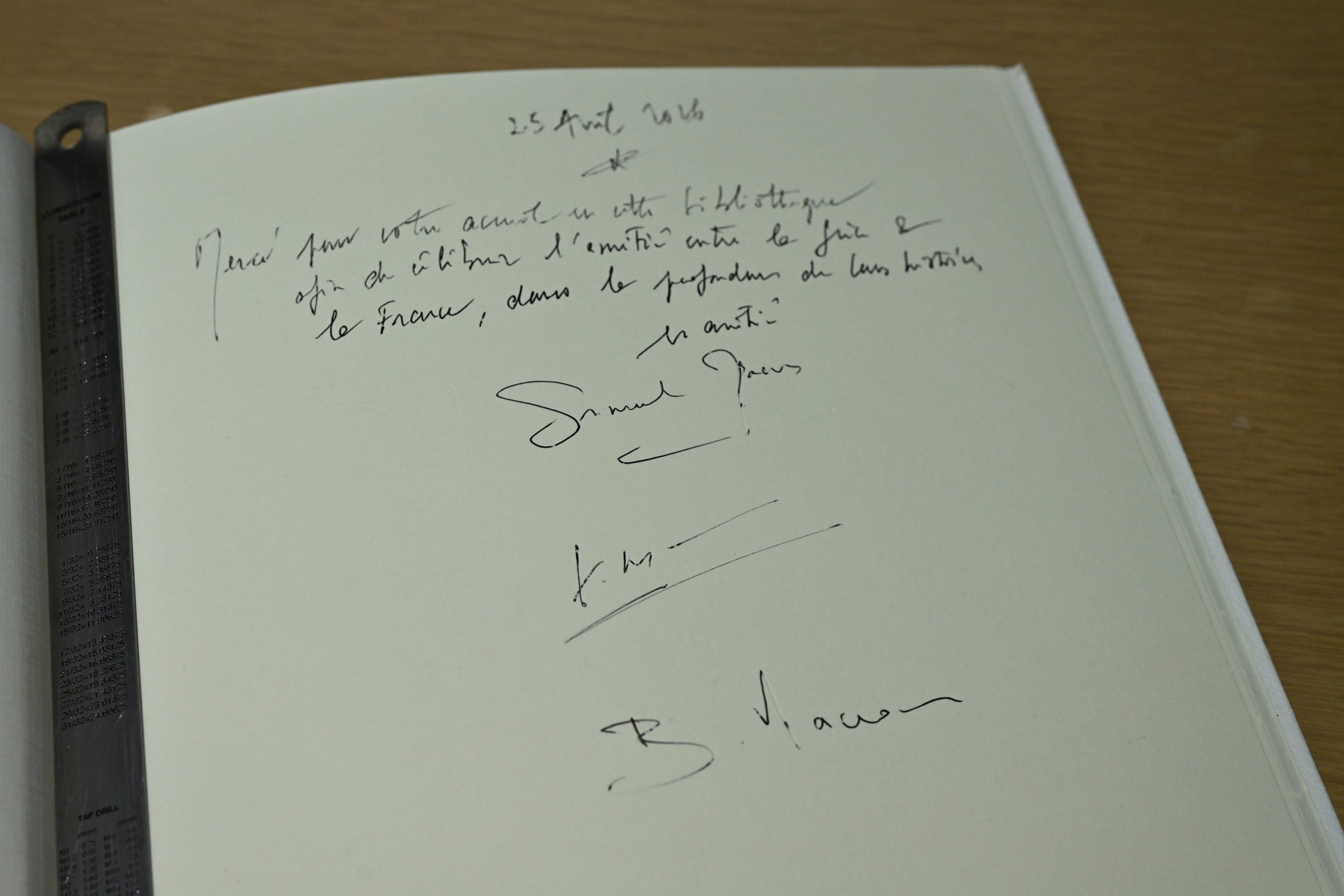 Εικόνες από την περιήγηση Μητσοτάκη – Μακρόν στην Έκθεση «Αναζητώντας την Ανατολή – Συναντήσεις αρχαιολόγων»