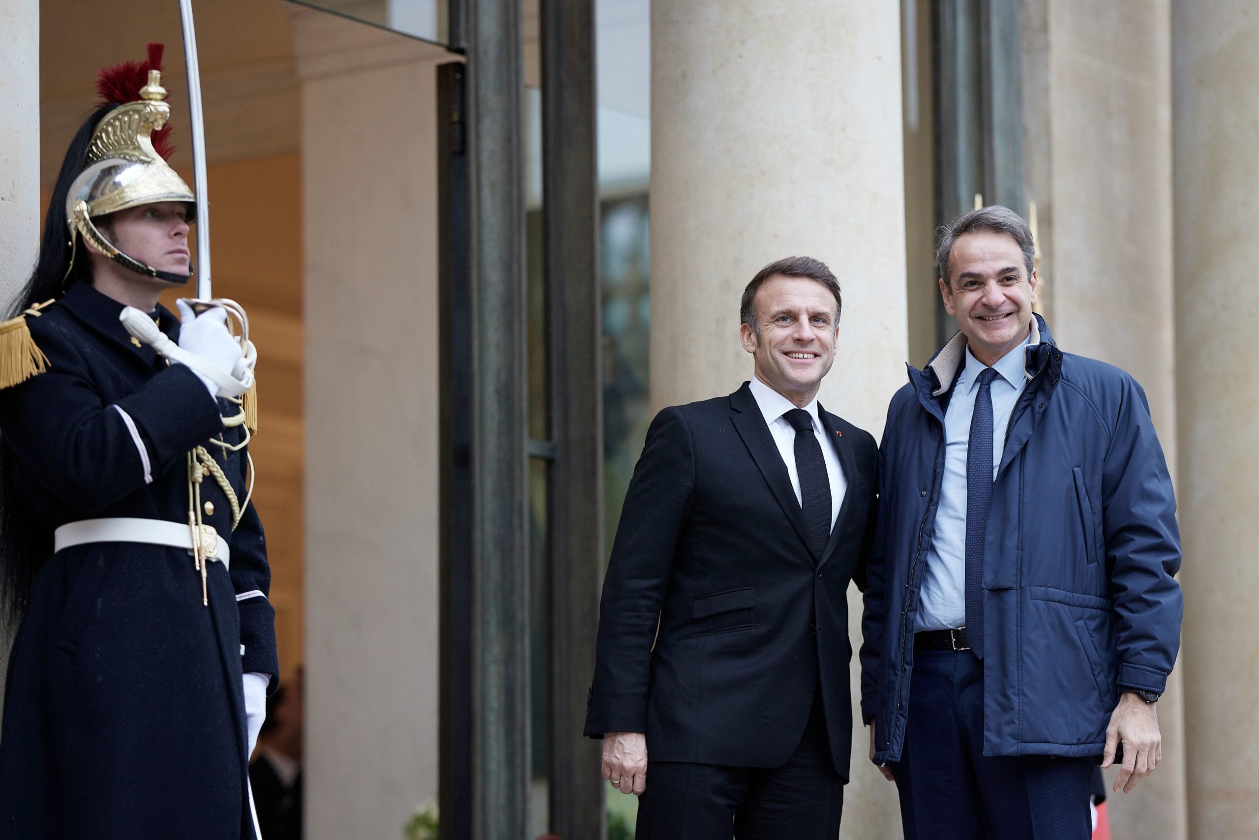 Η επίσκεψη Μακρόν στην Αθήνα: Ανανέωση αμυντικής συμφωνίας και εστίαση σε οικονομία και Στενά του Ορμούζ