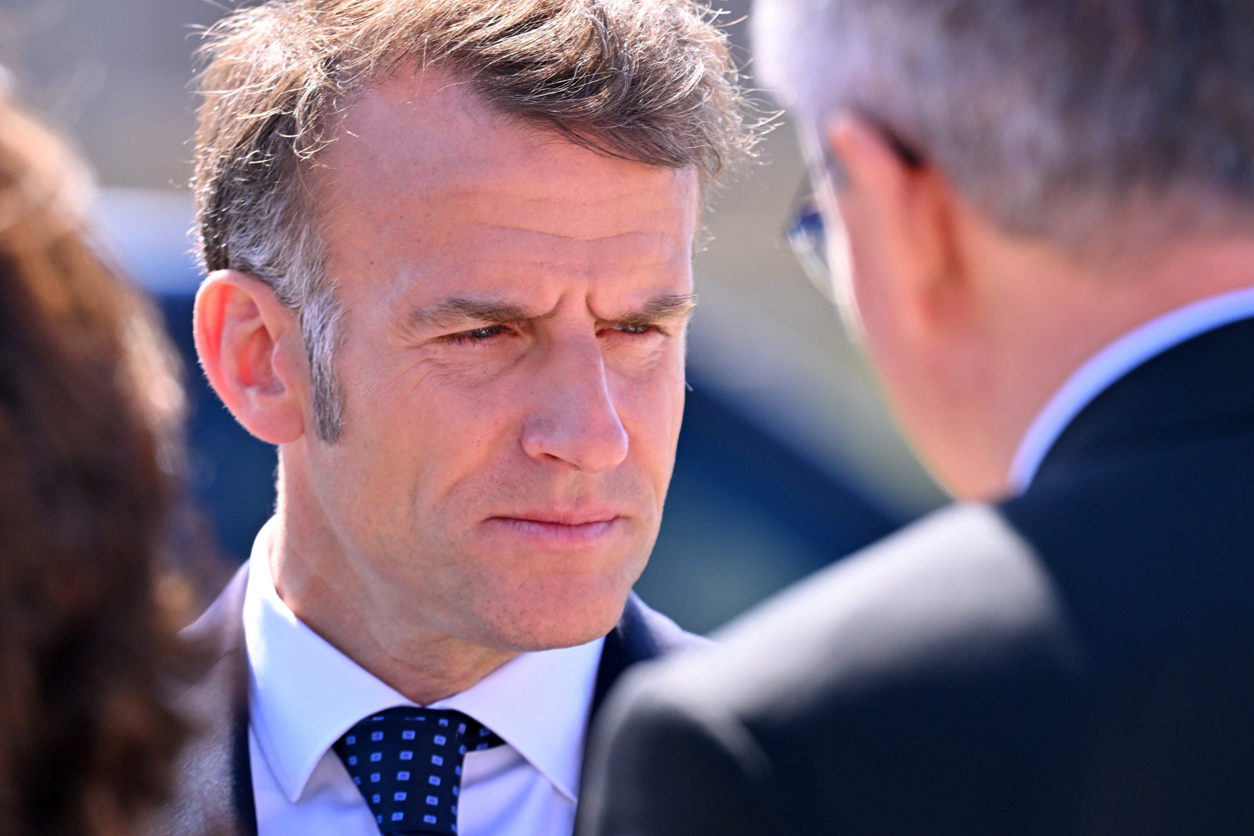 Η συνομιλία του Μακρόν με τον καπετάνιο της φρεγάτας «Κίμων» και το μήνυμα στο βιβλίο επισκεπτών