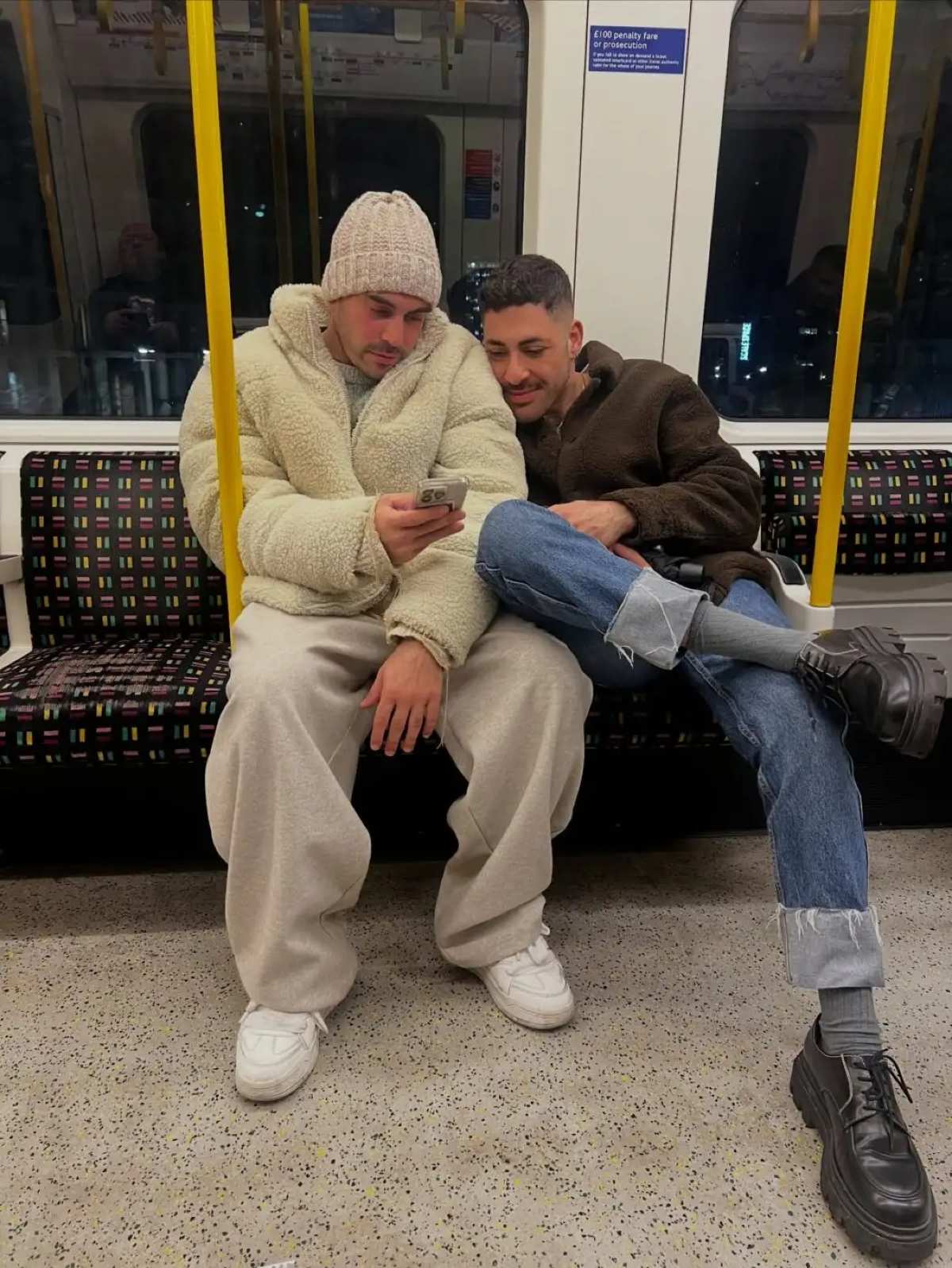 Ο Ιάσονας Μανδηλάς με τον σύντροφό του