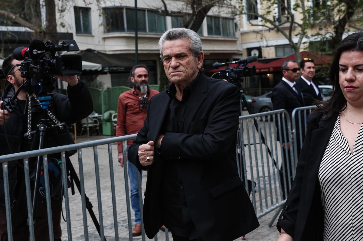 Αποχαιρετισμός στη Μαρινέλλα: Η παρουσία της Μαριάννας Λάτση στην τελετή 32 Ο Μαργαρίτης στην κηδεία της Μαρινέλλας