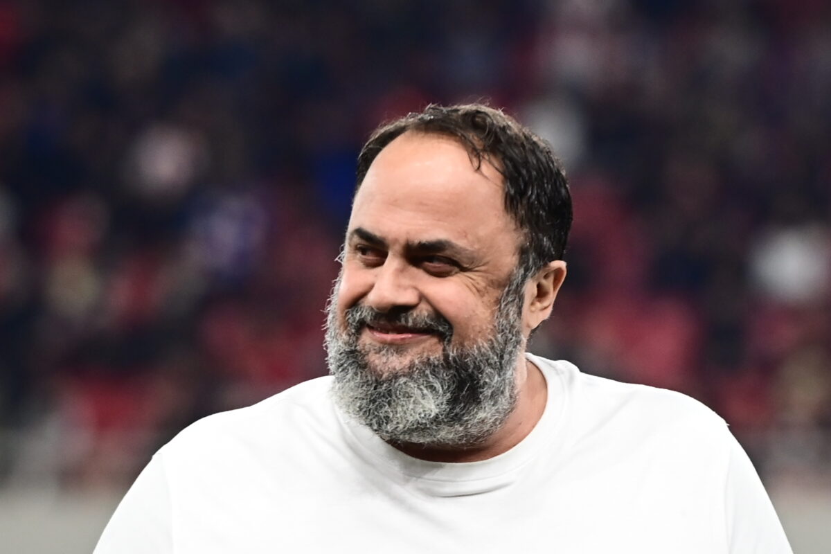 Ο Βαγγέλης Μαρινάκης εισήλθε στον αγωνιστικό χώρο και αποθεώθηκε πριν το ντέρμπι Ολυμπιακός – ΑΕΚ