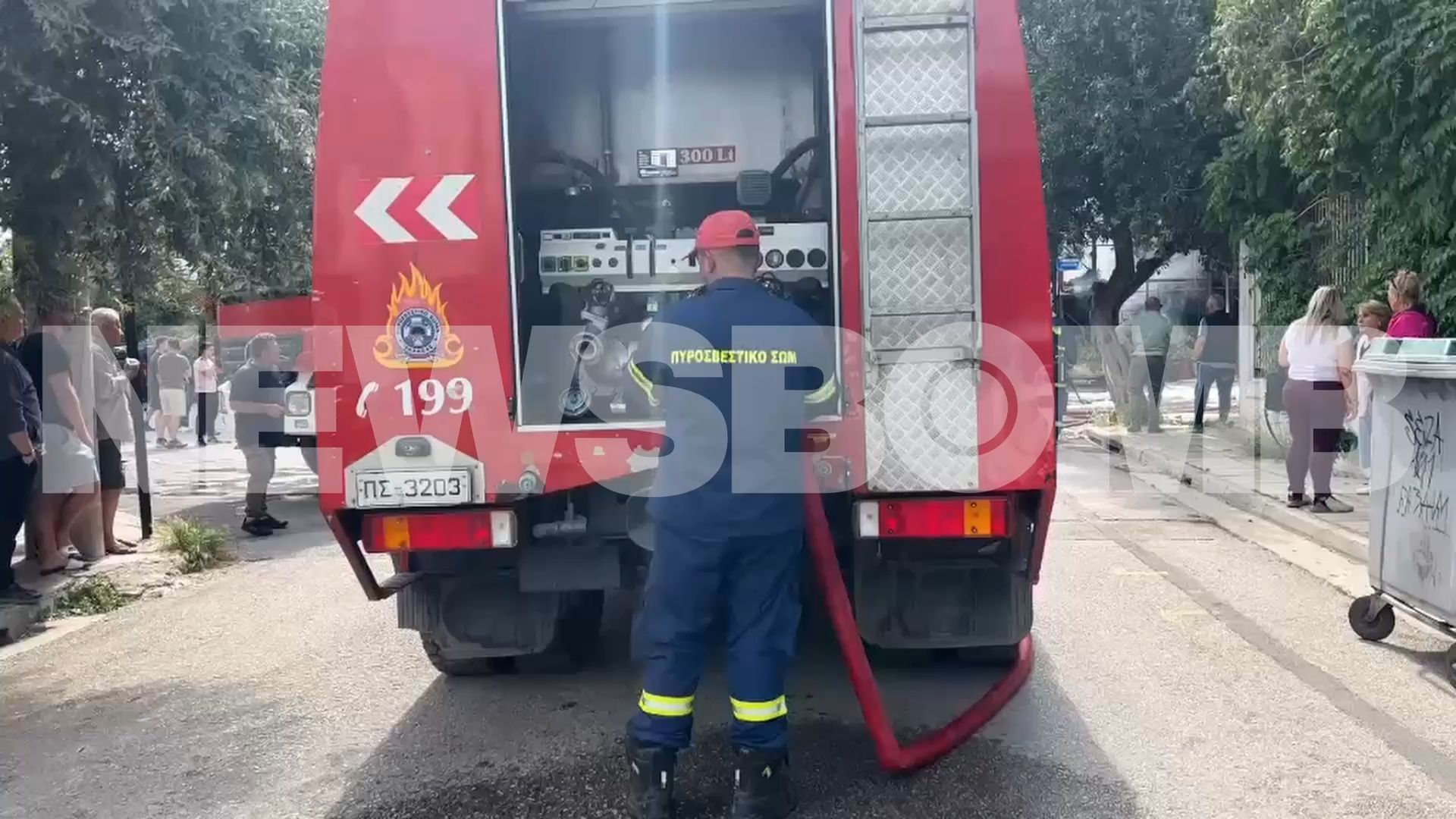 Μεγάλη φωτιά στο Ίλιον: Πυροσβέστες προσπαθούν να σβήσουν τη φωτιά