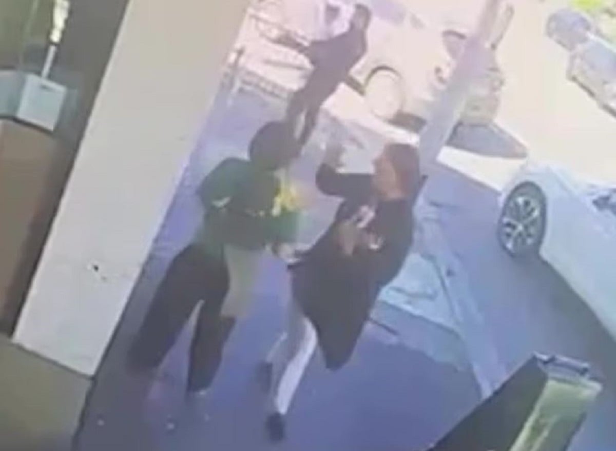 Αυστραλία: Αναστάτωση στη Μελβούρνη – Γυναίκα επιτέθηκε σερβιτόρα με πιάτο στο πρόσωπο