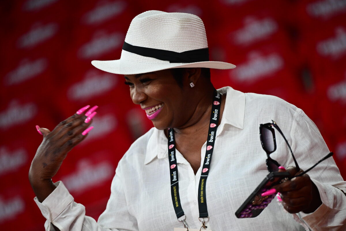 Η μητέρα του Ταϊρίκ Τζόουνς στο ΣΕΦ για τον αγώνα Ολυμπιακός – Μονακό