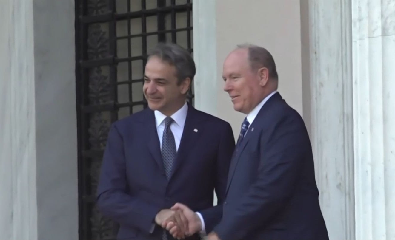 Ο Κυριάκος Μητσοτάκης καλωσόρισε στο Μέγαρο Μαξίμου τον πρίγκιπα Αλβέρτο Β’ του Μονακό