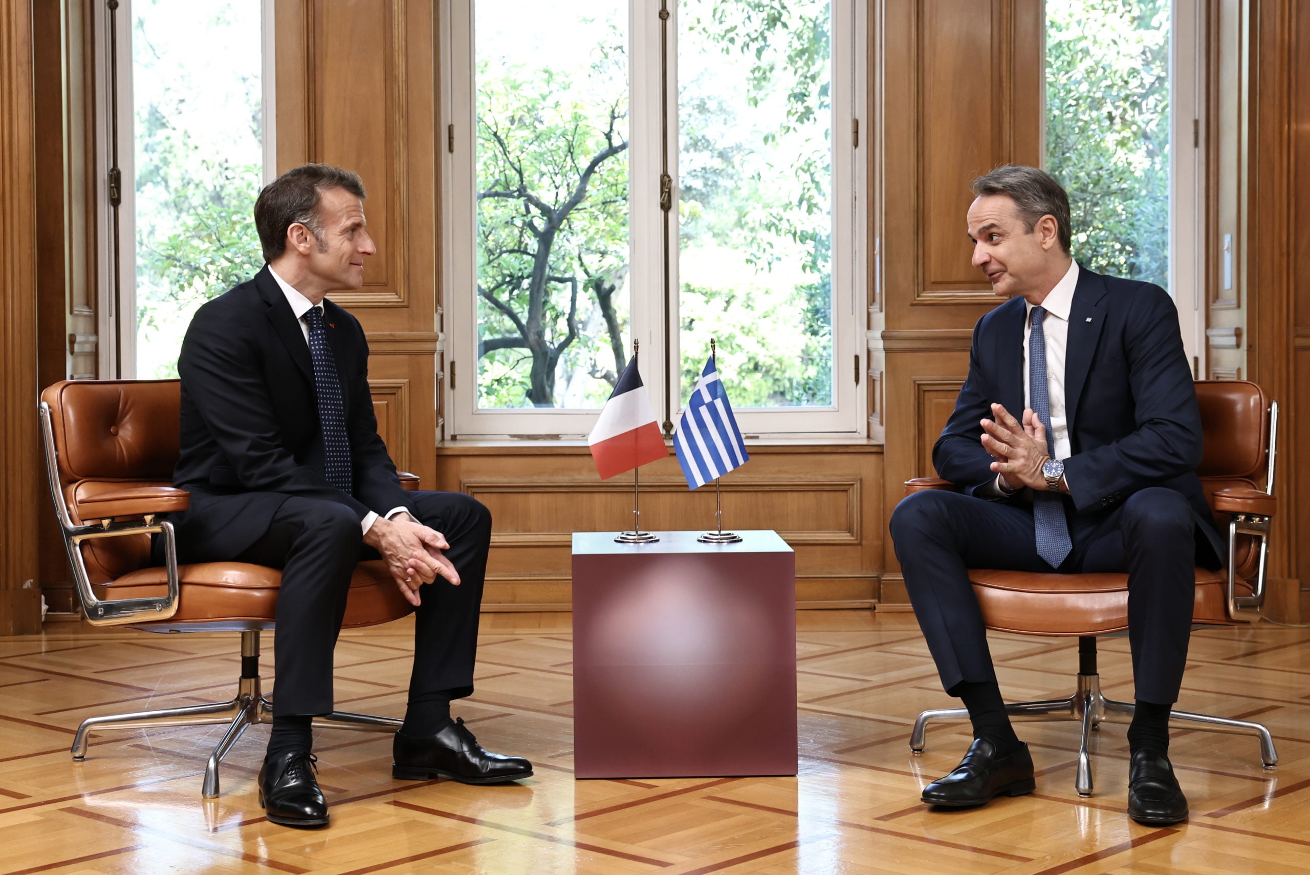 Συνομιλία Μητσοτάκη – Μακρόν πριν τη συνάντηση στο Μαξίμου – «Μπορείτε να μας εμπιστευτείτε» δήλωσε ο Γάλλος πρόεδρος