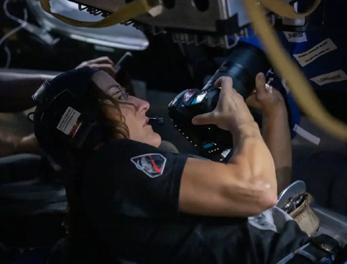 Artemis II: Εκπληκτικές εικόνες με «κλασική» Nikon των 1.000 δολαρίων – «Αξιόπιστη τεχνολογία» 4 Η αστροναύτης της αποστολής Artemis II, Κριστίνα Κοχ, δοκιμάζει ψηφιακή κάμερα Nikon NASA/James Blair